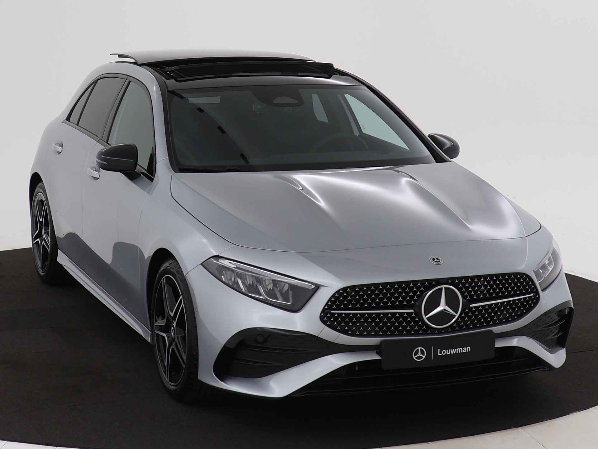 Mercedes-Benz A-Klasse 180 Star Edition AMG Line | Nightpakket | Dodehoekassistent | Parkeerpakket met achteruitrijcamera | KEYLESS GO | Extra USB-poorten | Draadloos oplaadsysteem voor smartphone | Sfeerverlichting | - 24/38