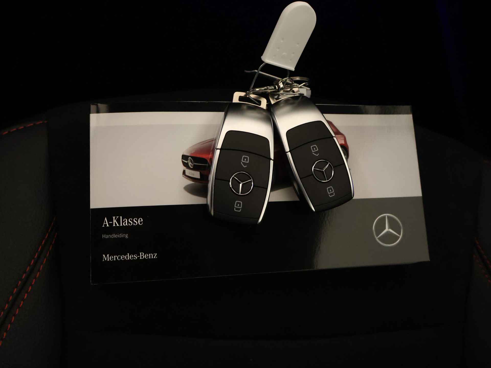 Mercedes-Benz A-Klasse 180 Star Edition AMG Line | Nightpakket | Dodehoekassistent | Parkeerpakket met achteruitrijcamera | KEYLESS GO | Extra USB-poorten | Draadloos oplaadsysteem voor smartphone | Sfeerverlichting | - 27/38