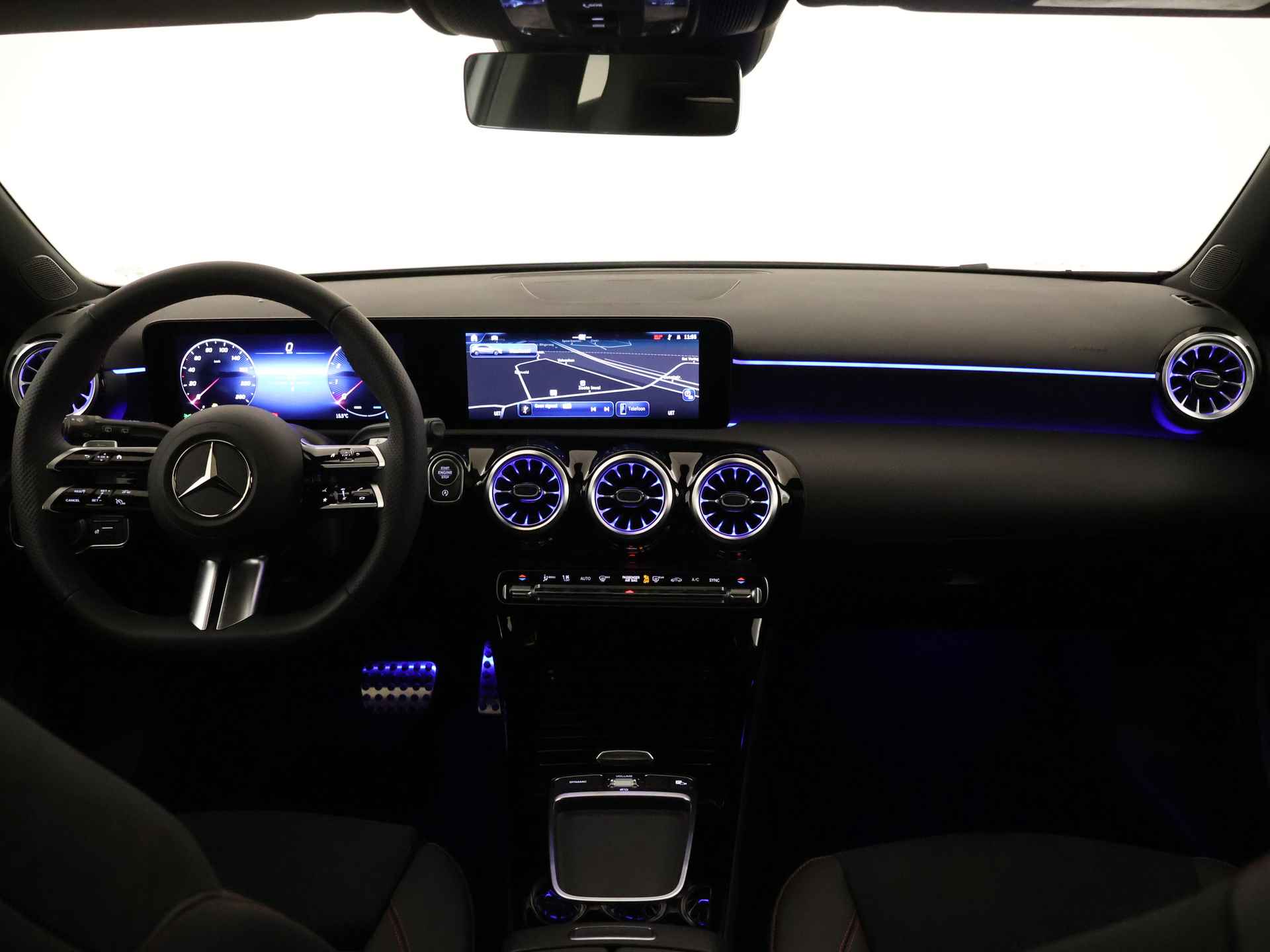 Mercedes-Benz A-Klasse 180 Star Edition AMG Line | Nightpakket | Dodehoekassistent | Parkeerpakket met achteruitrijcamera | KEYLESS GO | Extra USB-poorten | Draadloos oplaadsysteem voor smartphone | Sfeerverlichting | - 32/38