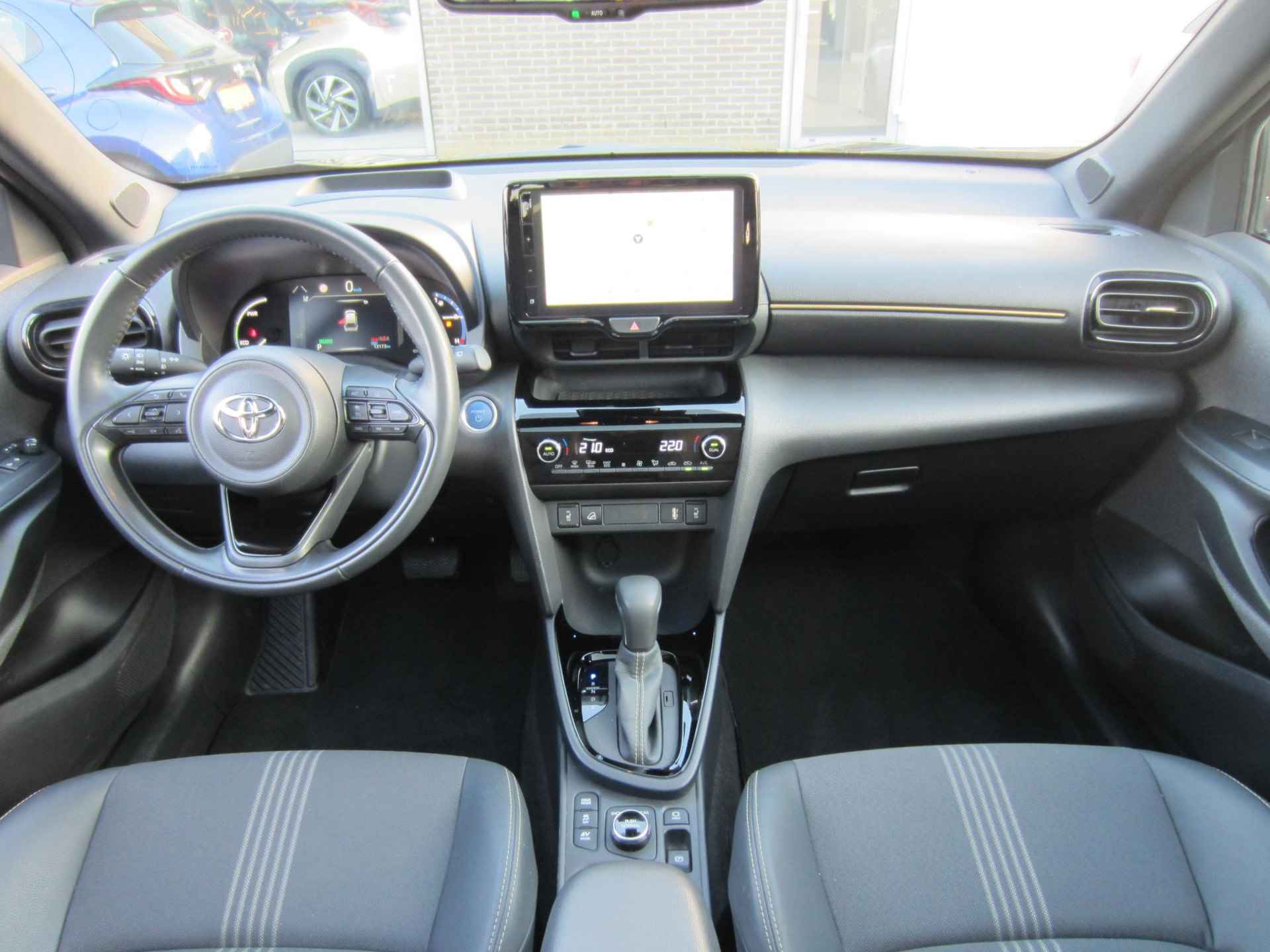 Toyota Yaris Cross 1.5 Hybrid Adventure AWD Panorama Navi - 2/31