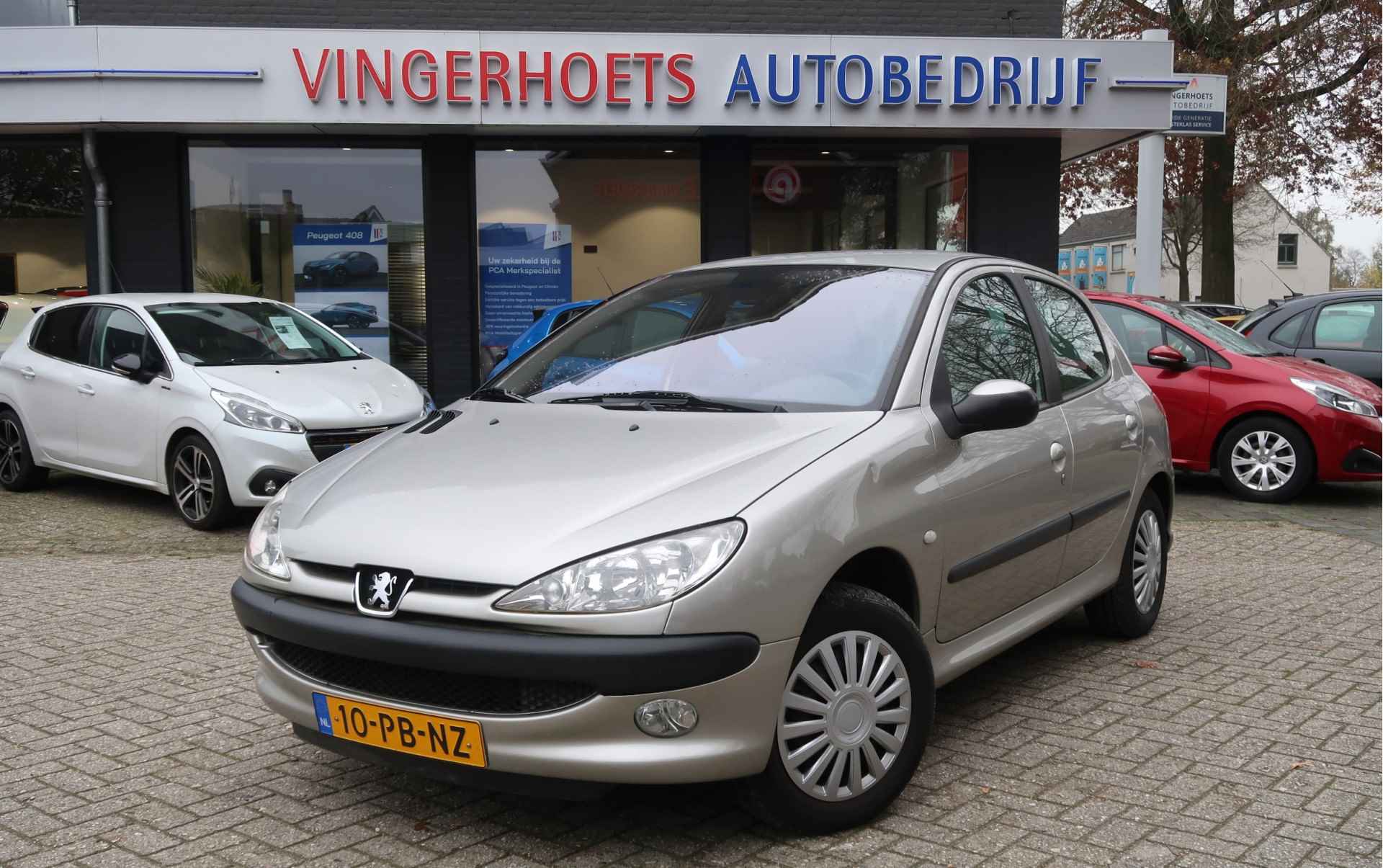 Peugeot 206 1.6-16V * AUTOMAAT * Luxe Gentry ! Kilometer Autopas zie foto's. * Airco * Trekhaak * Achteruitrij Camera * 5-Deurs * Velourse interieur * Vingerhoets; Vierde Generatie Eersteklas Service ! - 3/36