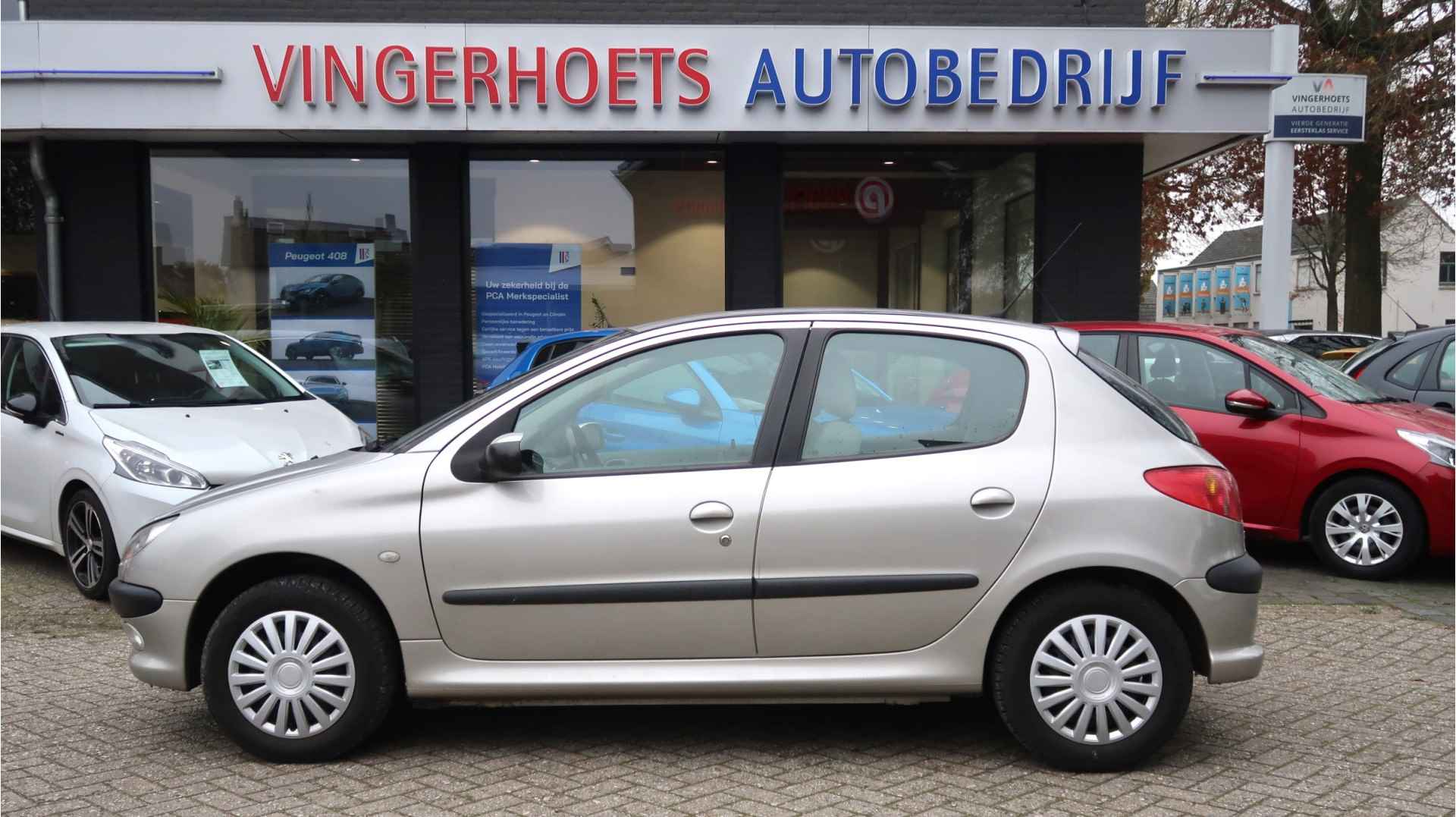 Peugeot 206 1.6-16V * AUTOMAAT * Luxe Gentry ! Kilometer Autopas zie foto's. * Airco * Trekhaak * Achteruitrij Camera * 5-Deurs * Velourse interieur * Vingerhoets; Vierde Generatie Eersteklas Service ! - 4/36