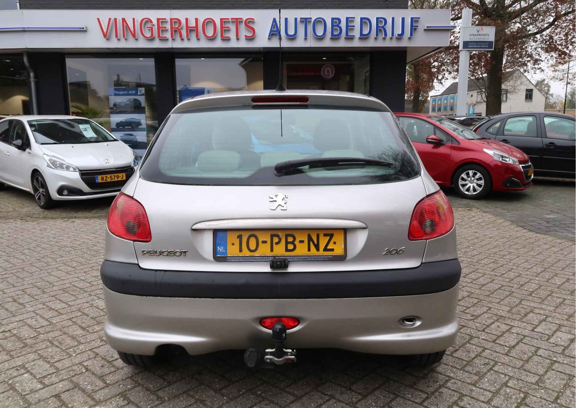 Peugeot 206 1.6-16V * AUTOMAAT * Luxe Gentry ! Kilometer Autopas zie foto's. * Airco * Trekhaak * Achteruitrij Camera * 5-Deurs * Velourse interieur * Vingerhoets; Vierde Generatie Eersteklas Service ! - 5/36