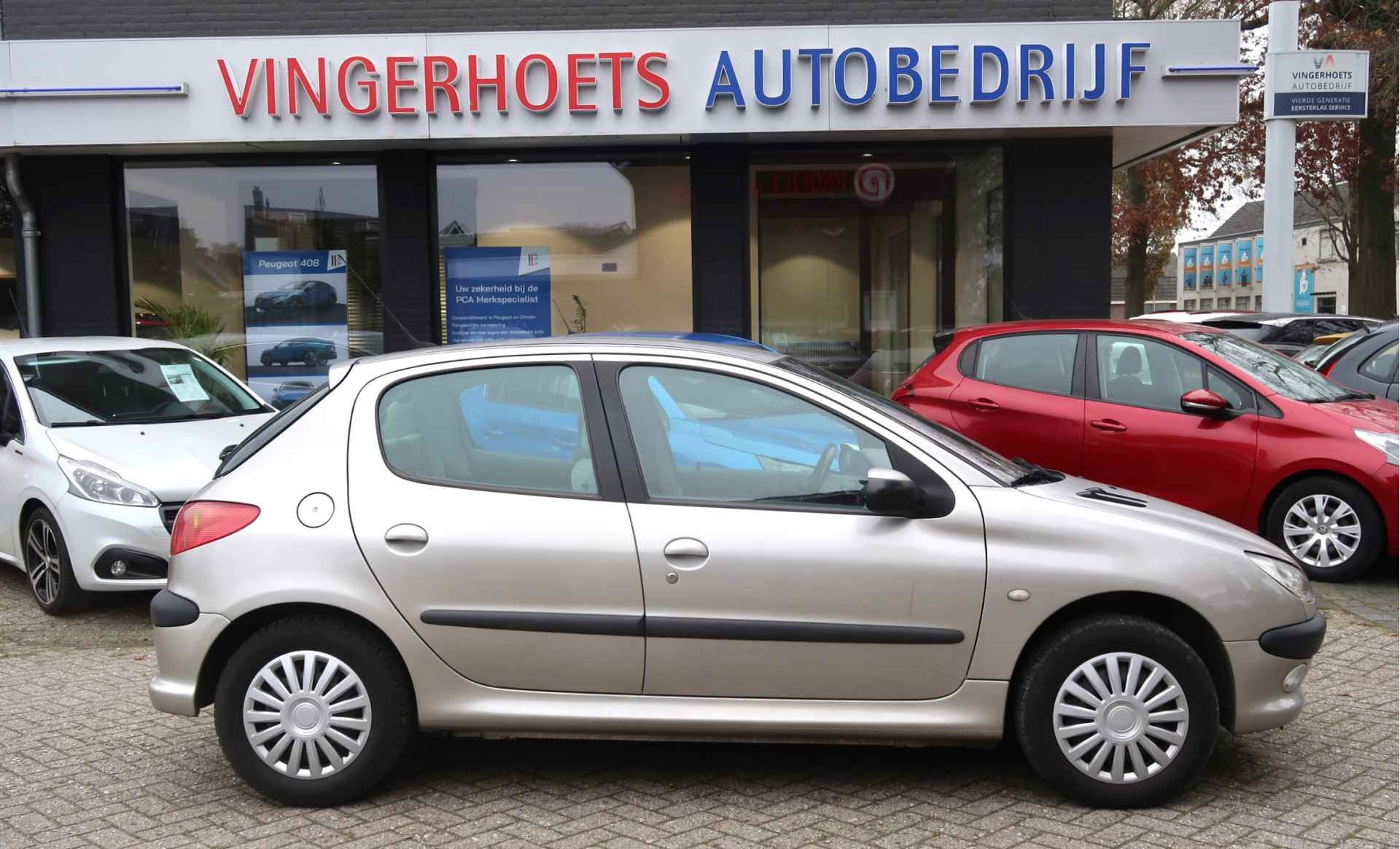 Peugeot 206 1.6-16V * AUTOMAAT * Luxe Gentry ! Kilometer Autopas zie foto's. * Airco * Trekhaak * Achteruitrij Camera * 5-Deurs * Velourse interieur * Vingerhoets; Vierde Generatie Eersteklas Service ! - 6/36