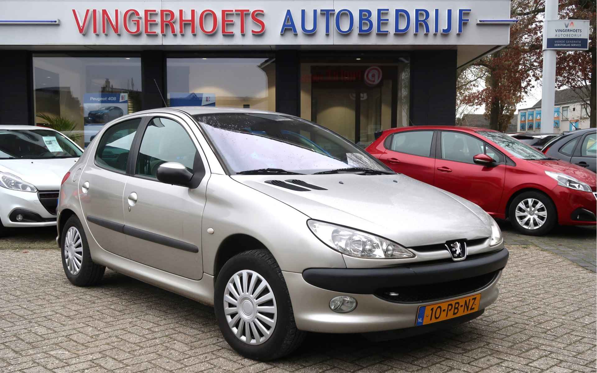 Peugeot 206 1.6-16V * AUTOMAAT * Luxe Gentry ! Kilometer Autopas zie foto's. * Airco * Trekhaak * Achteruitrij Camera * 5-Deurs * Velourse interieur * Vingerhoets; Vierde Generatie Eersteklas Service ! - 7/36