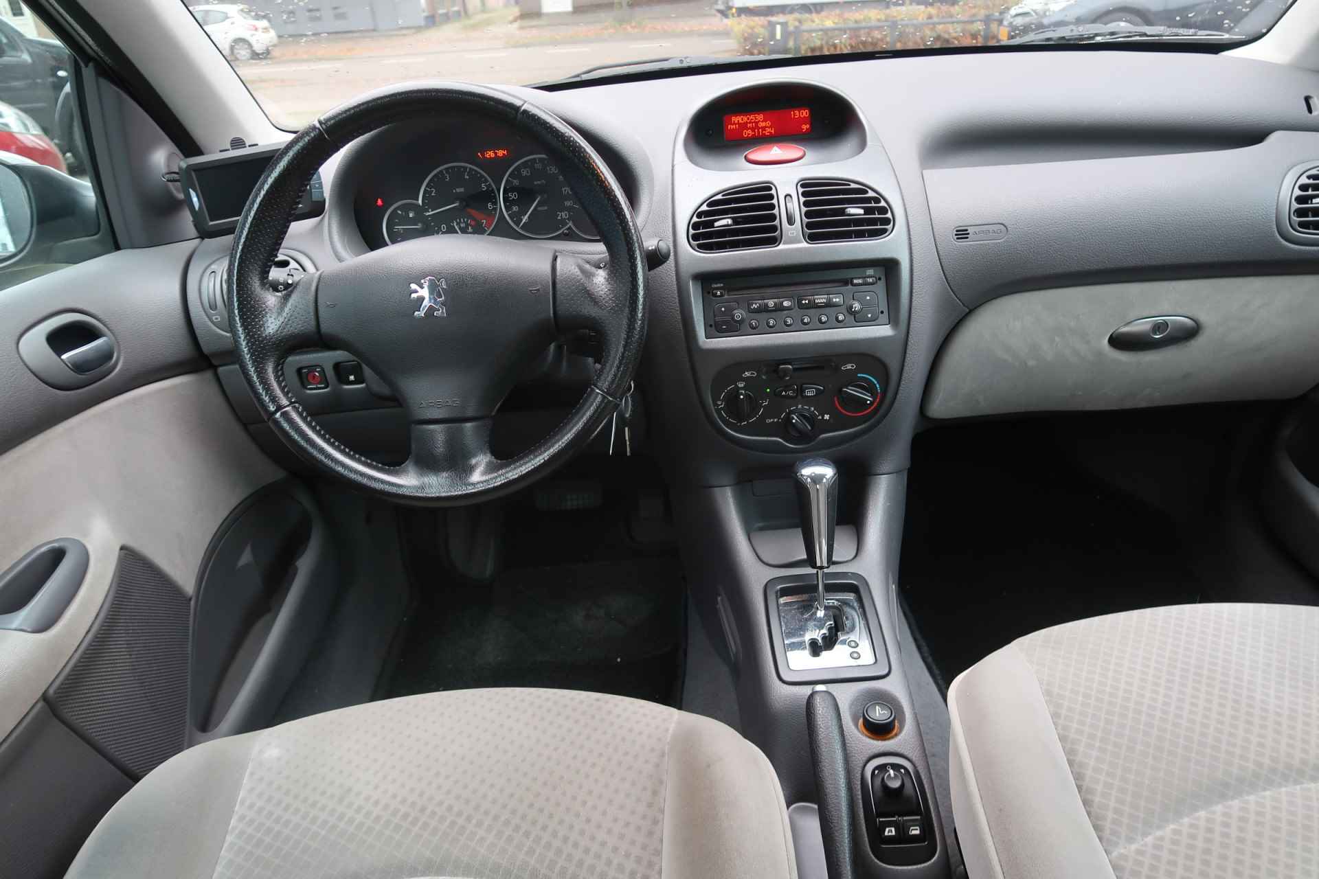 Peugeot 206 1.6-16V * AUTOMAAT * Luxe Gentry ! Kilometer Autopas zie foto's. * Airco * Trekhaak * Achteruitrij Camera * 5-Deurs * Velourse interieur * Vingerhoets; Vierde Generatie Eersteklas Service ! - 8/36