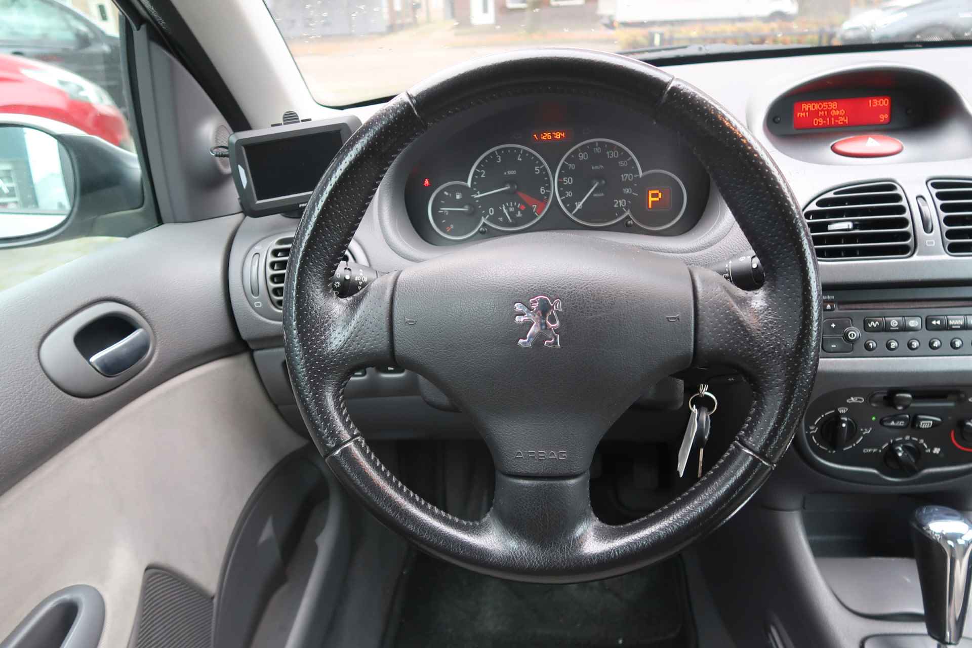 Peugeot 206 1.6-16V * AUTOMAAT * Luxe Gentry ! Kilometer Autopas zie foto's. * Airco * Trekhaak * Achteruitrij Camera * 5-Deurs * Velourse interieur * Vingerhoets; Vierde Generatie Eersteklas Service ! - 15/36