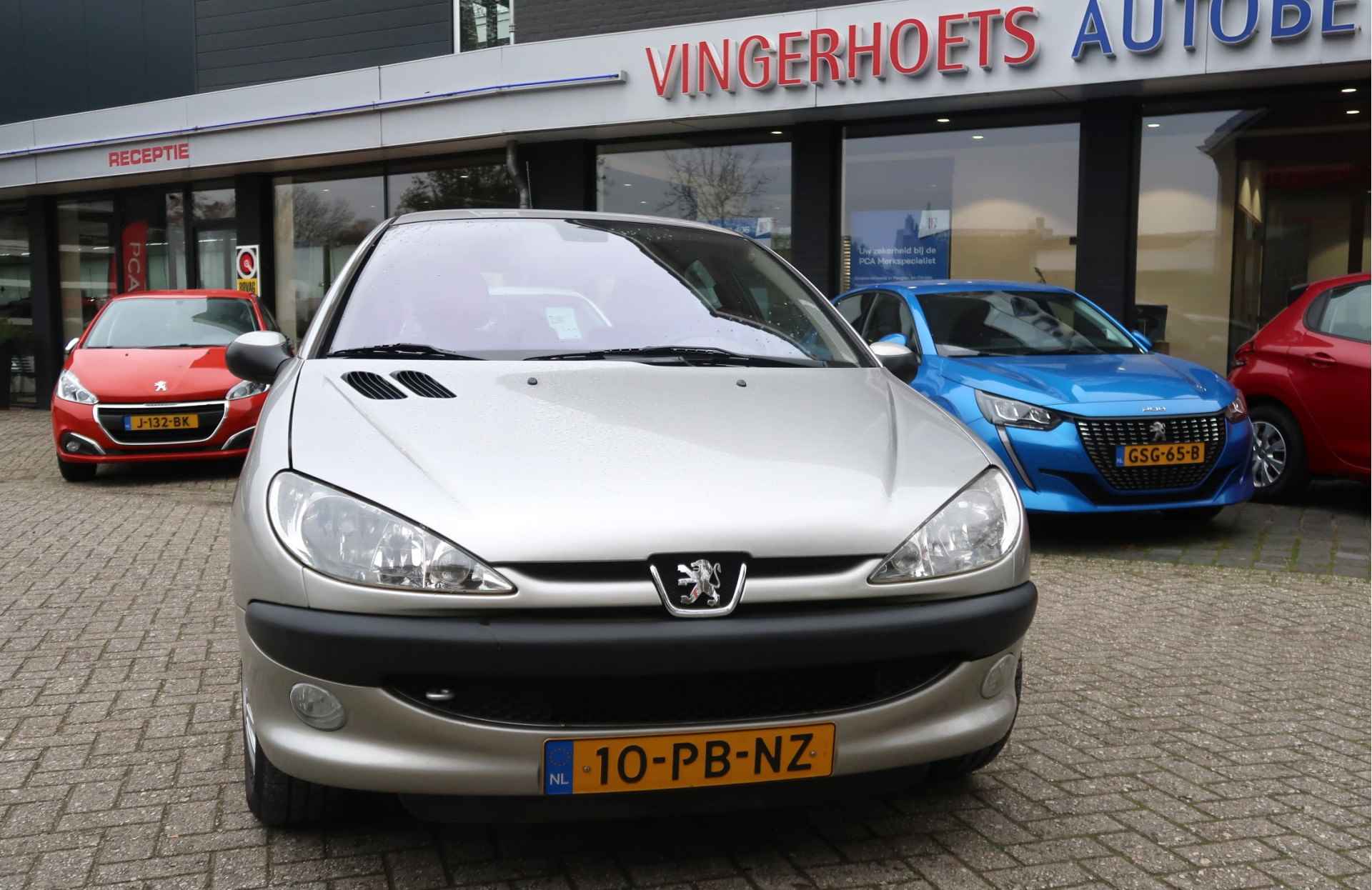 Peugeot 206 1.6-16V * AUTOMAAT * Luxe Gentry ! Kilometer Autopas zie foto's. * Airco * Trekhaak * Achteruitrij Camera * 5-Deurs * Velourse interieur * Vingerhoets; Vierde Generatie Eersteklas Service ! - 23/36