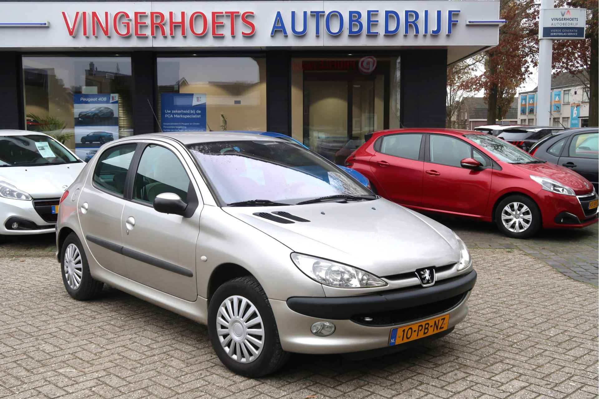 Peugeot 206 1.6-16V * AUTOMAAT * Luxe Gentry ! Kilometer Autopas zie foto's. * Airco * Trekhaak * Achteruitrij Camera * 5-Deurs * Velourse interieur * Vingerhoets; Vierde Generatie Eersteklas Service ! - 24/36