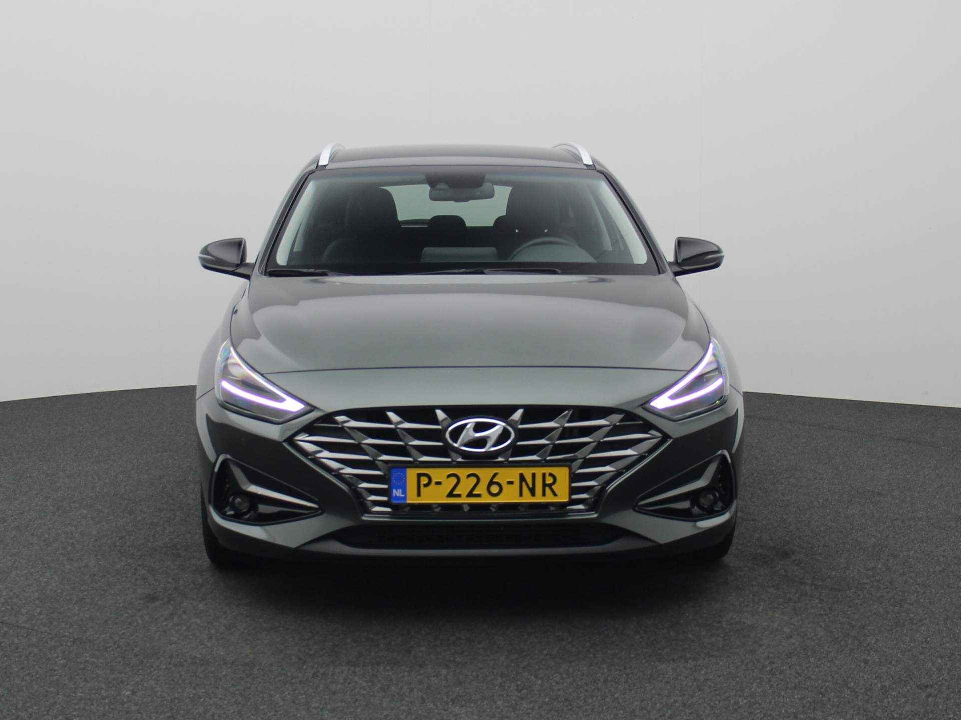 Hyundai i30 Wagon 1.5 T-GDi 160PK MHEV Premium | Stuur verwarming | Stoel Ventilatie en Verwarming | Camera | Navigatie | 17" lichtmetaal | Clima | Cruise | Bluetooth | LED | Virtueel Dashboard - 3/37