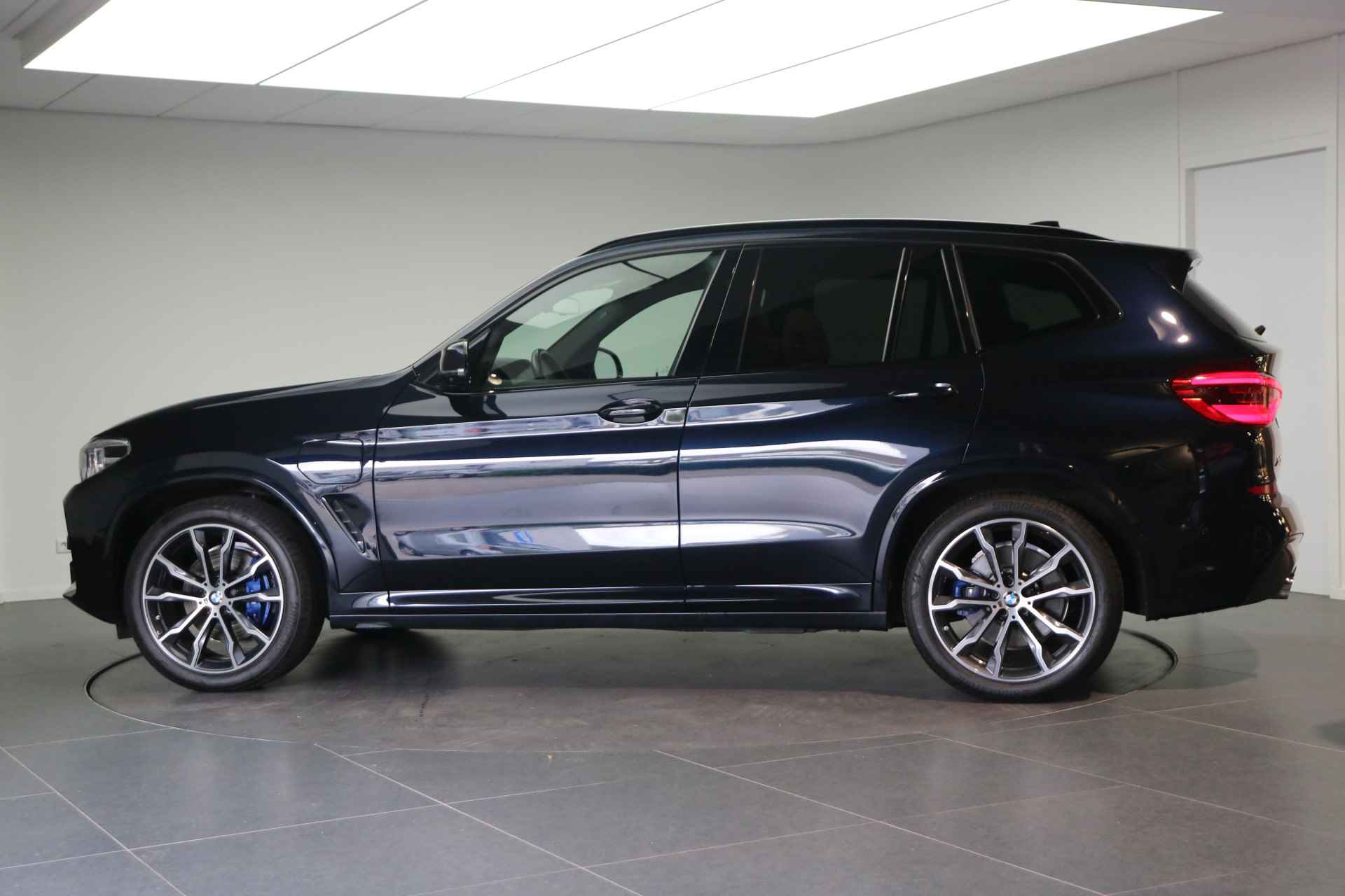 BMW X3 xDrive30e High Executive M Sport Automaat / Panoramadak / Trekhaak / Adaptieve LED / Parking Assistant Plus / Sportstoelen / Comfort Access / Leder - 3/25