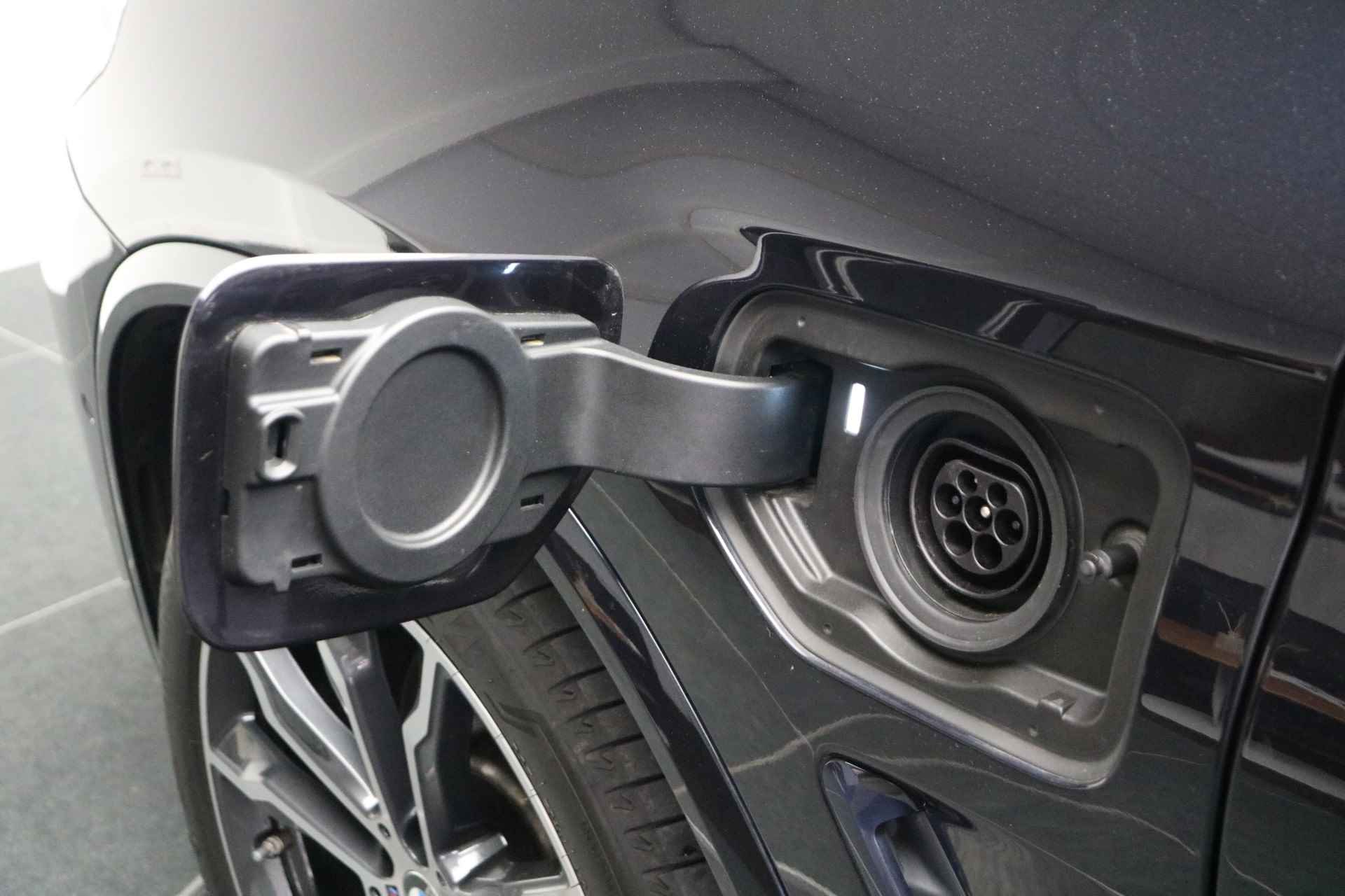 BMW X3 xDrive30e High Executive M Sport Automaat / Panoramadak / Trekhaak / Adaptieve LED / Parking Assistant Plus / Sportstoelen / Comfort Access / Leder - 8/25