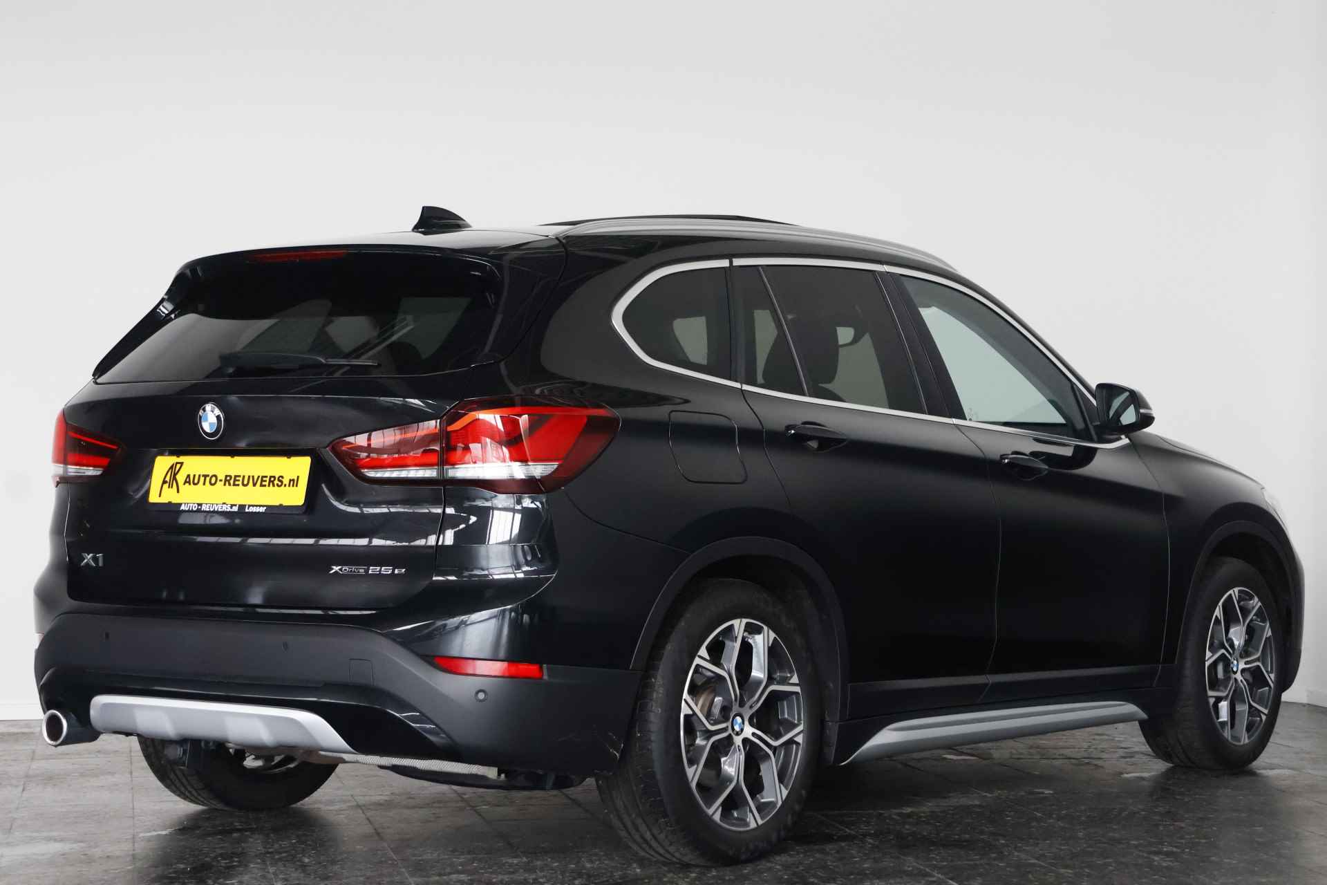 BMW X1 xDrive25e X-Line / Panorama / Opendak / Navi / DAB / LED / Trekhaak - 2/32