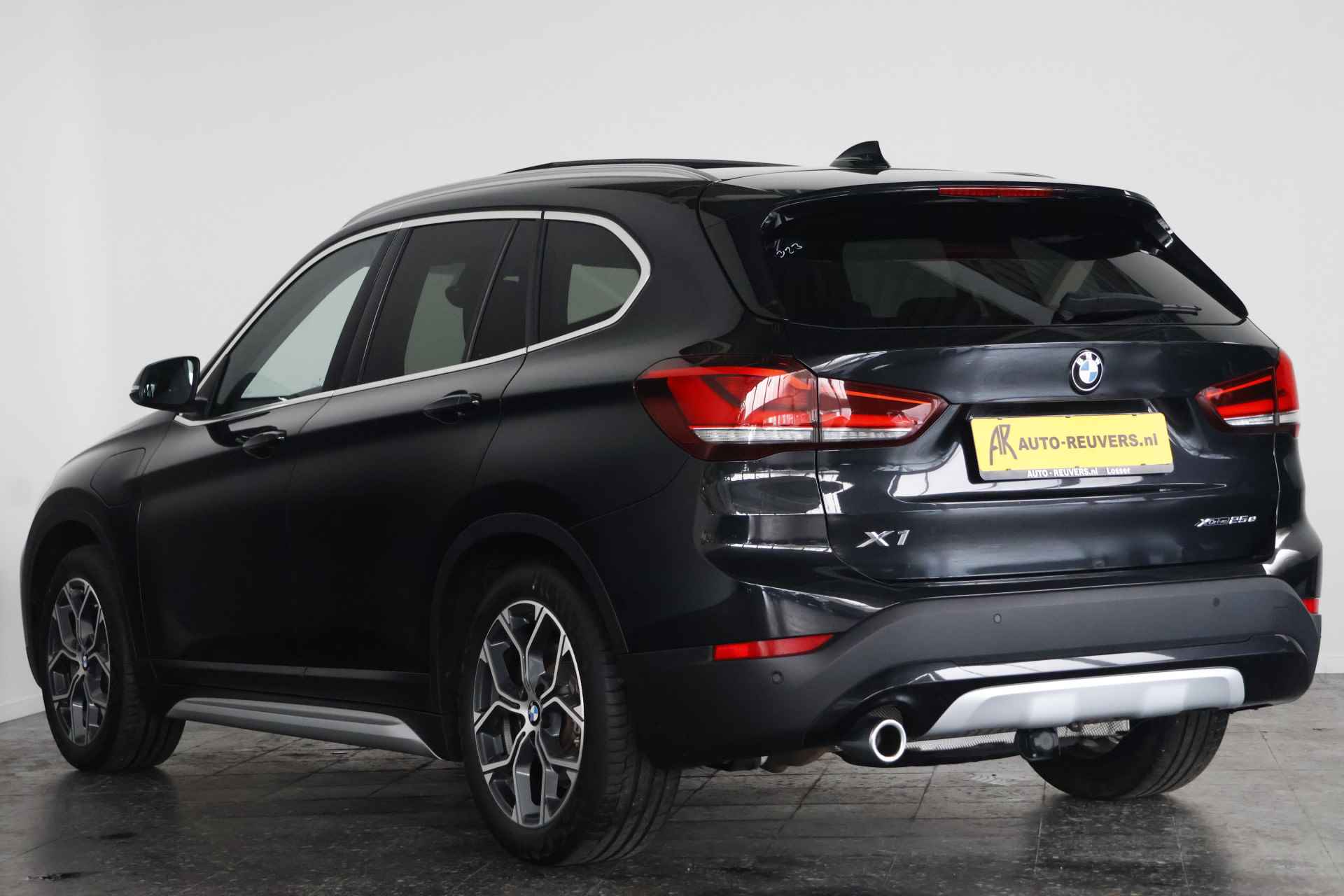 BMW X1 xDrive25e X-Line / Panorama / Opendak / Navi / DAB / LED / Trekhaak - 6/32