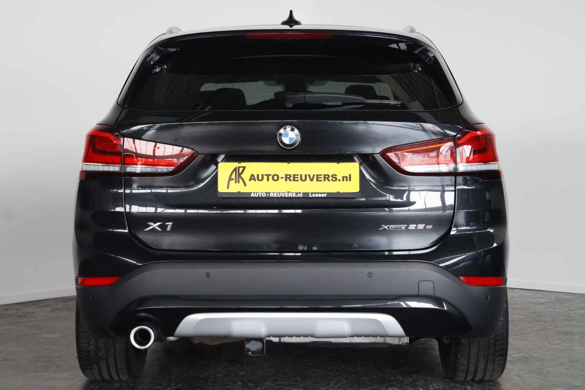 BMW X1 xDrive25e X-Line / Panorama / Opendak / Navi / DAB / LED / Trekhaak - 9/32