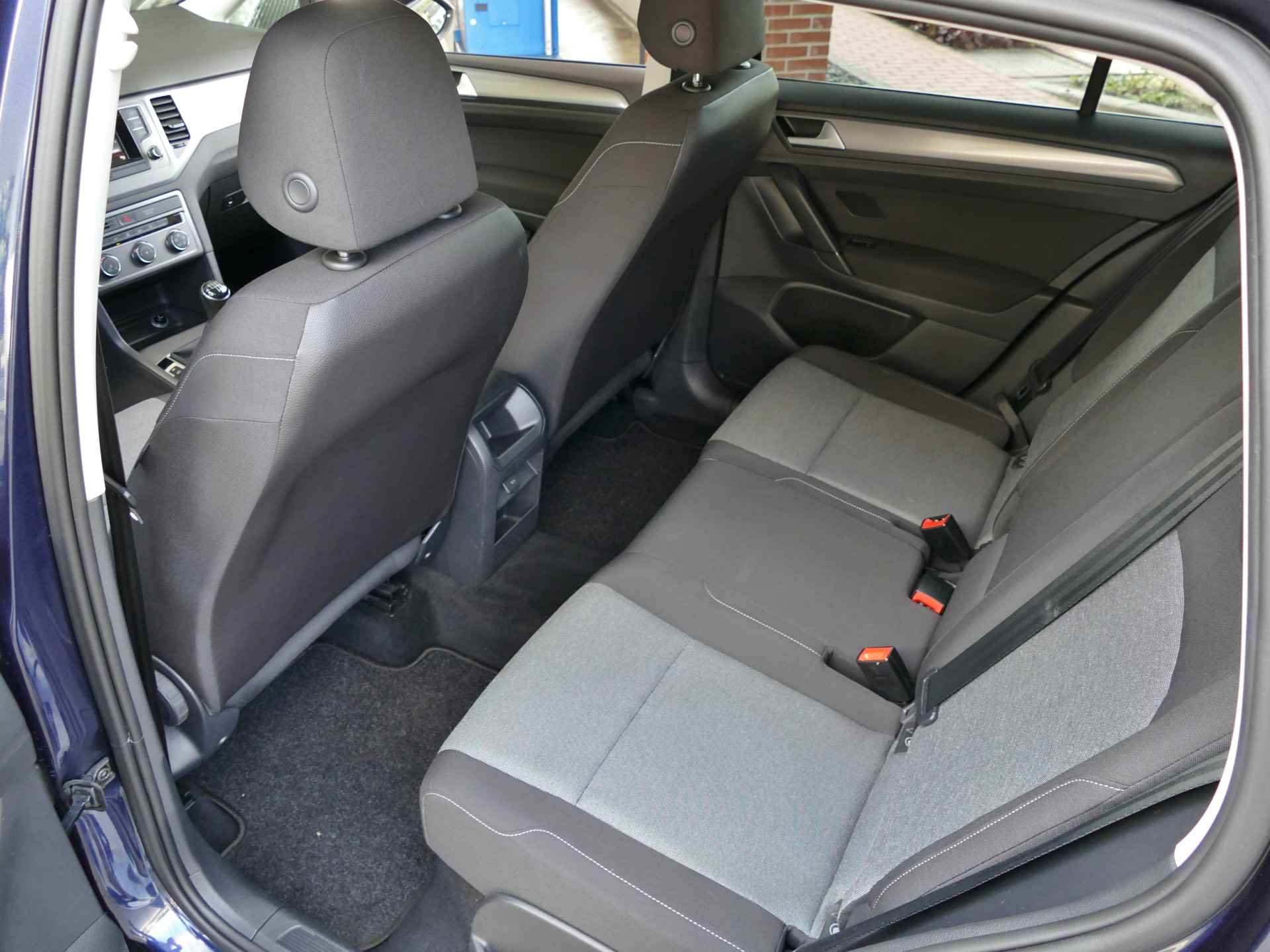 Volkswagen Golf Sportsvan 1.0 TSI 115 pk | trekhaak | parkeersensoren | airco | 100% onderhouden - 30/42