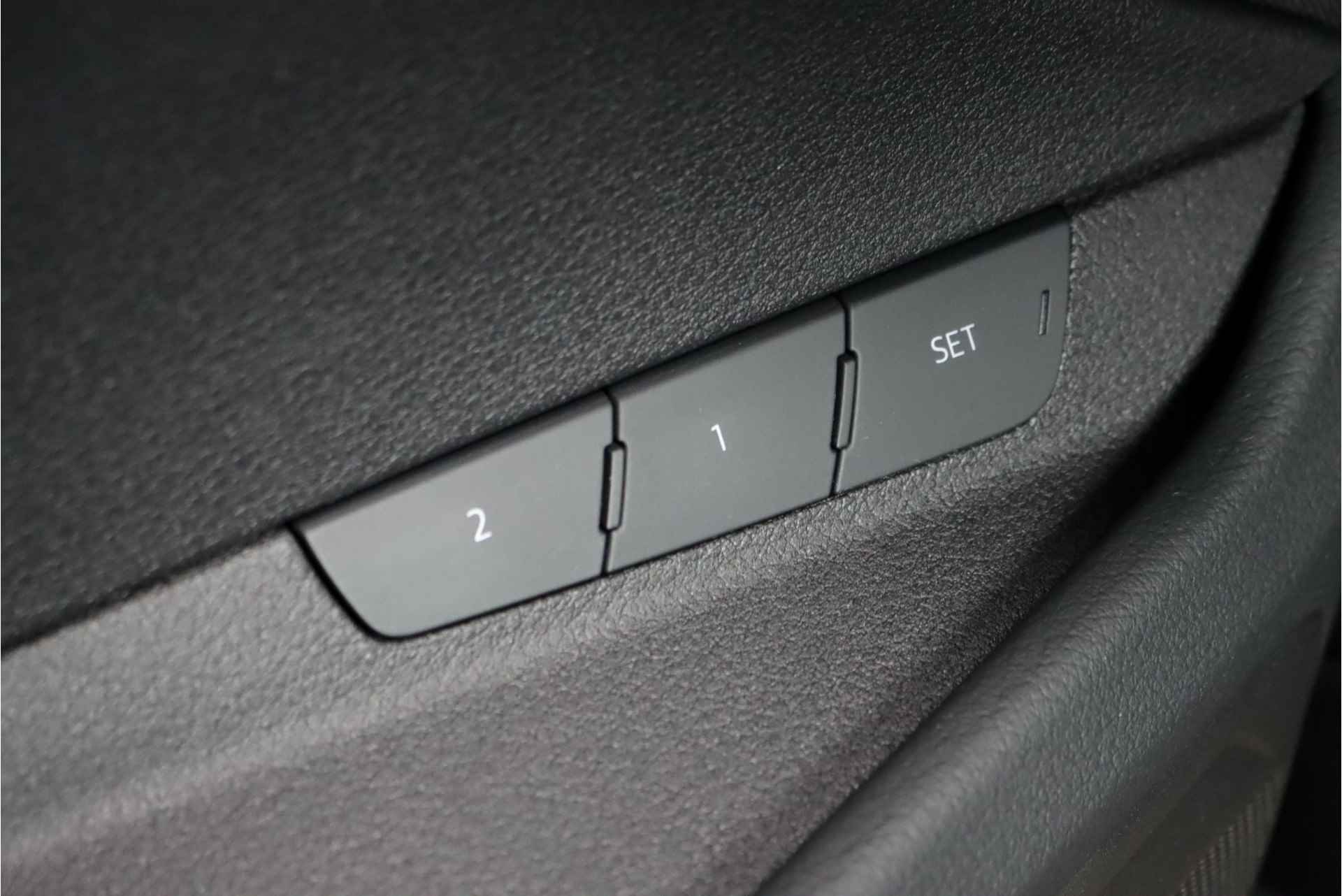 Audi e-tron 55 Quattro Advanced edition 95 kWh, Luchtvering, MMI Navigation Plus, Memory, Camera, Keyless Go, Voorklimatisering, Lane Depature Warning, Parkeerhulp Plus, Cruise Control, DAB, Stoelverwarming, Etc. - 9/34