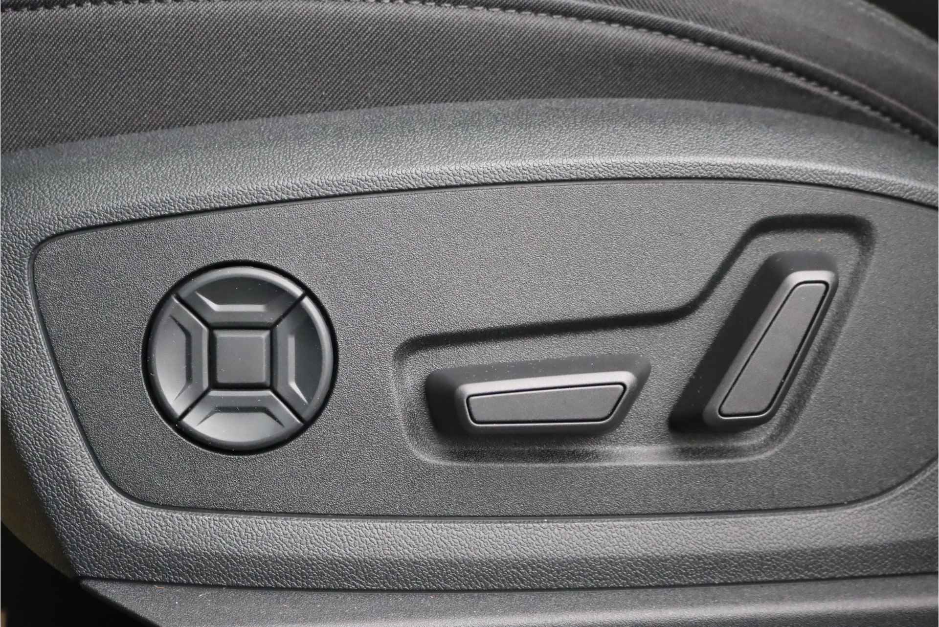 Audi e-tron 55 Quattro Advanced edition 95 kWh, Luchtvering, MMI Navigation Plus, Memory, Camera, Keyless Go, Voorklimatisering, Lane Depature Warning, Parkeerhulp Plus, Cruise Control, DAB, Stoelverwarming, Etc. - 17/34