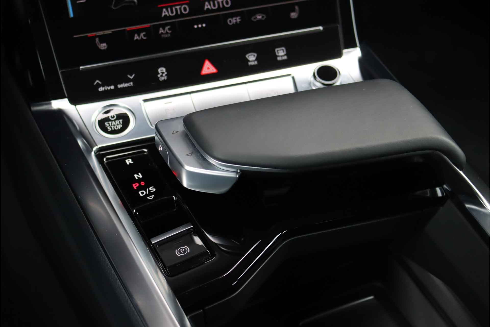 Audi e-tron 55 Quattro Advanced edition 95 kWh, Luchtvering, MMI Navigation Plus, Memory, Camera, Keyless Go, Voorklimatisering, Lane Depature Warning, Parkeerhulp Plus, Cruise Control, DAB, Stoelverwarming, Etc. - 24/34