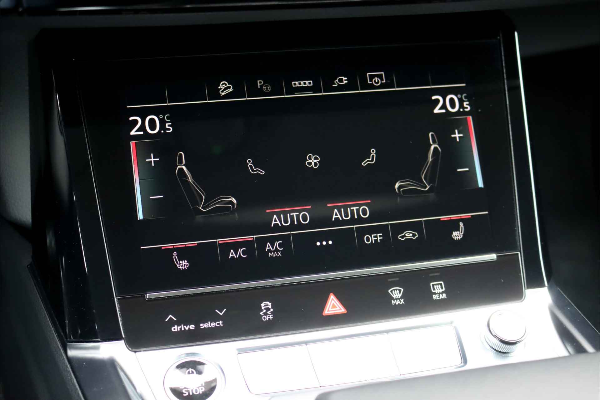 Audi e-tron 55 Quattro Advanced edition 95 kWh, Luchtvering, MMI Navigation Plus, Memory, Camera, Keyless Go, Voorklimatisering, Lane Depature Warning, Parkeerhulp Plus, Cruise Control, DAB, Stoelverwarming, Etc. - 26/34