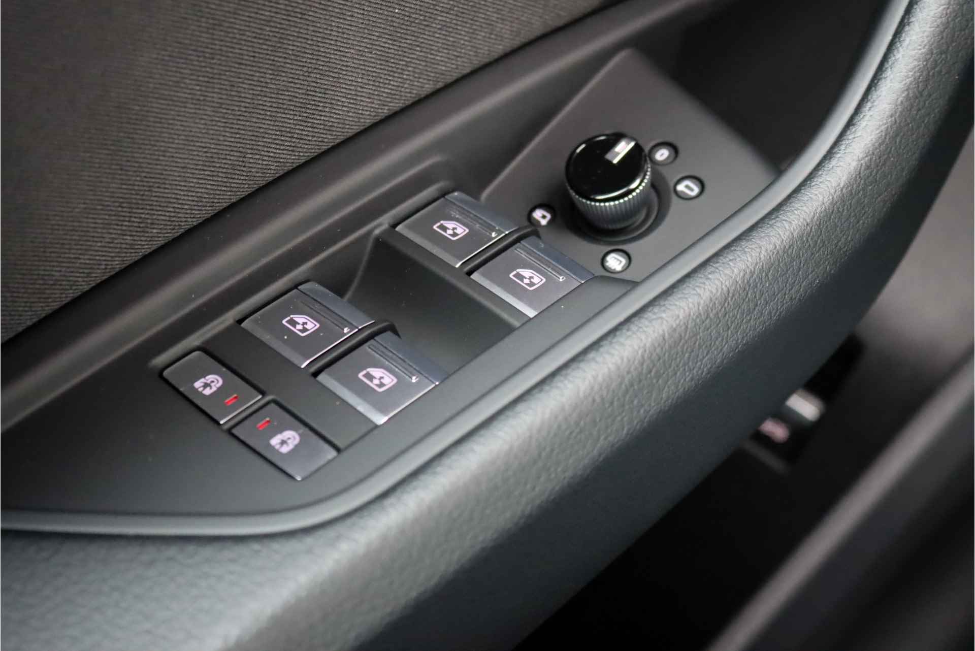 Audi e-tron 55 Quattro Advanced edition 95 kWh, Luchtvering, MMI Navigation Plus, Memory, Camera, Keyless Go, Voorklimatisering, Lane Depature Warning, Parkeerhulp Plus, Cruise Control, DAB, Stoelverwarming, Etc. - 32/34