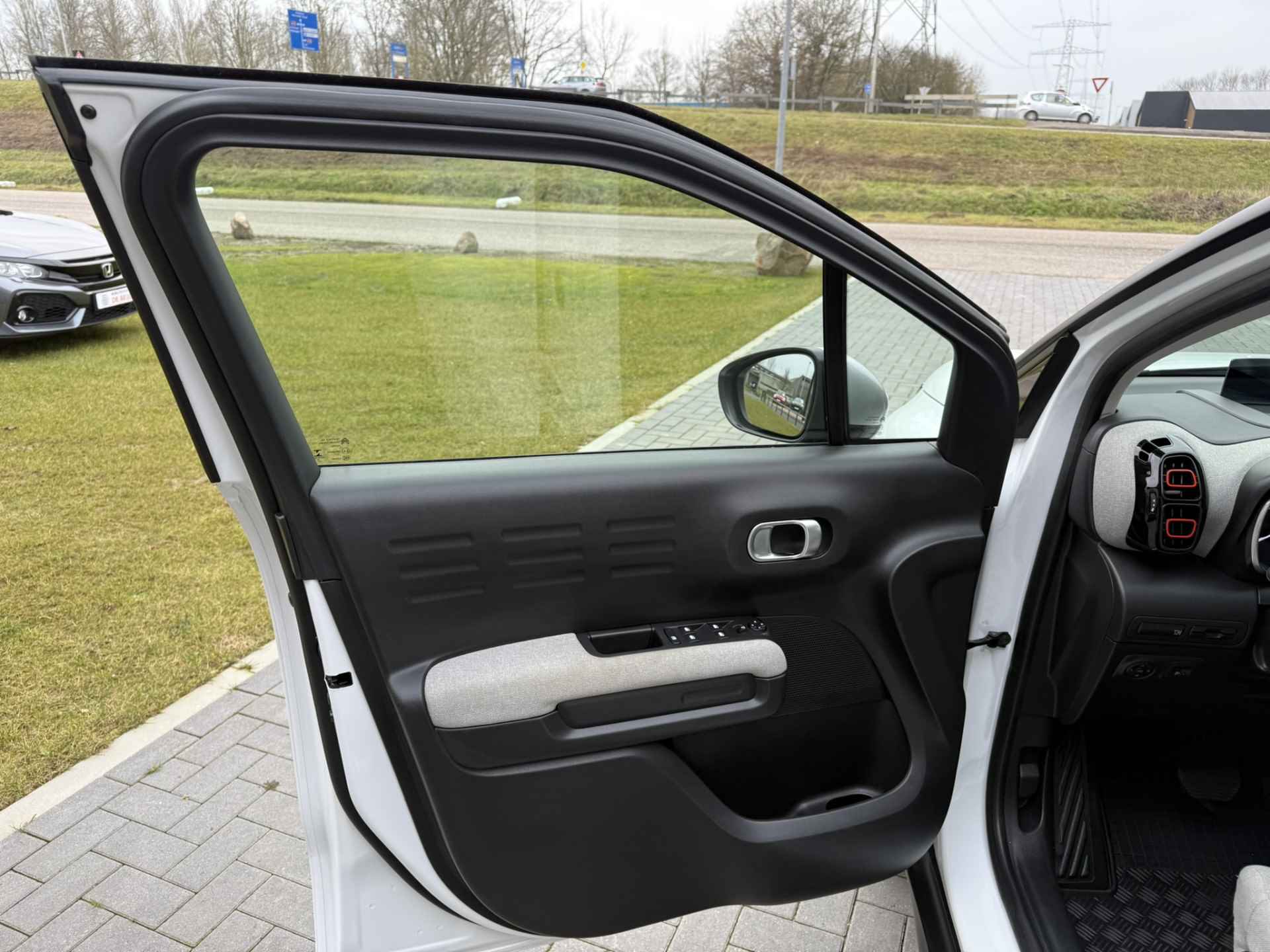 Citroën C3 Aircross 1.2 PureTech S&S Shine Automaat I Pano dak I Carplay l 4season - 28/42