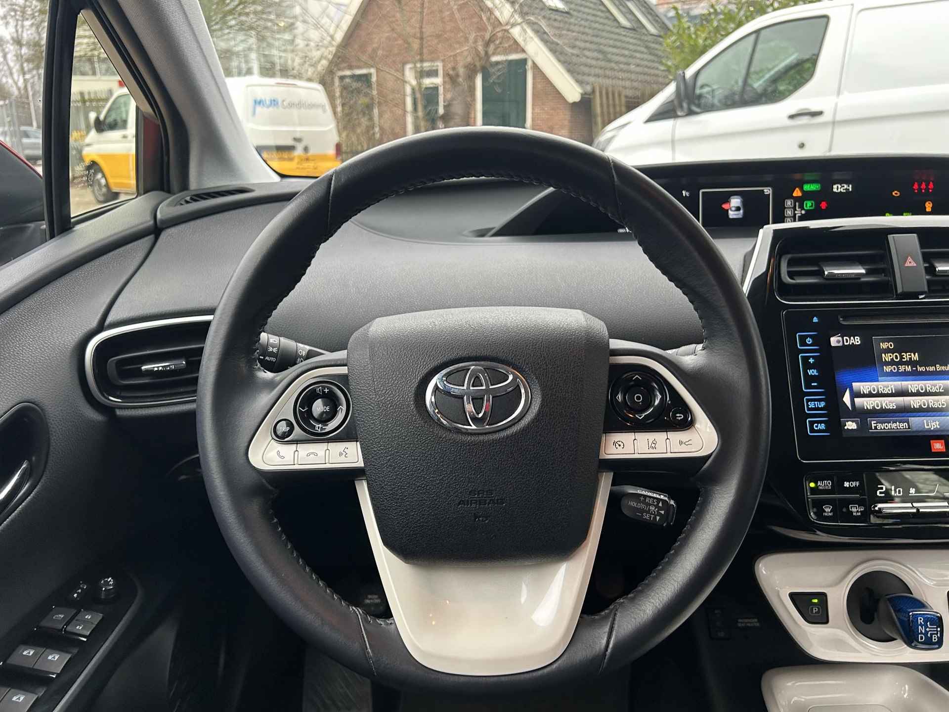 Toyota Prius 1.8 Executive Lederen bekleding | Head-up display | Blind spot | JBL | Trekhaak - 10/26