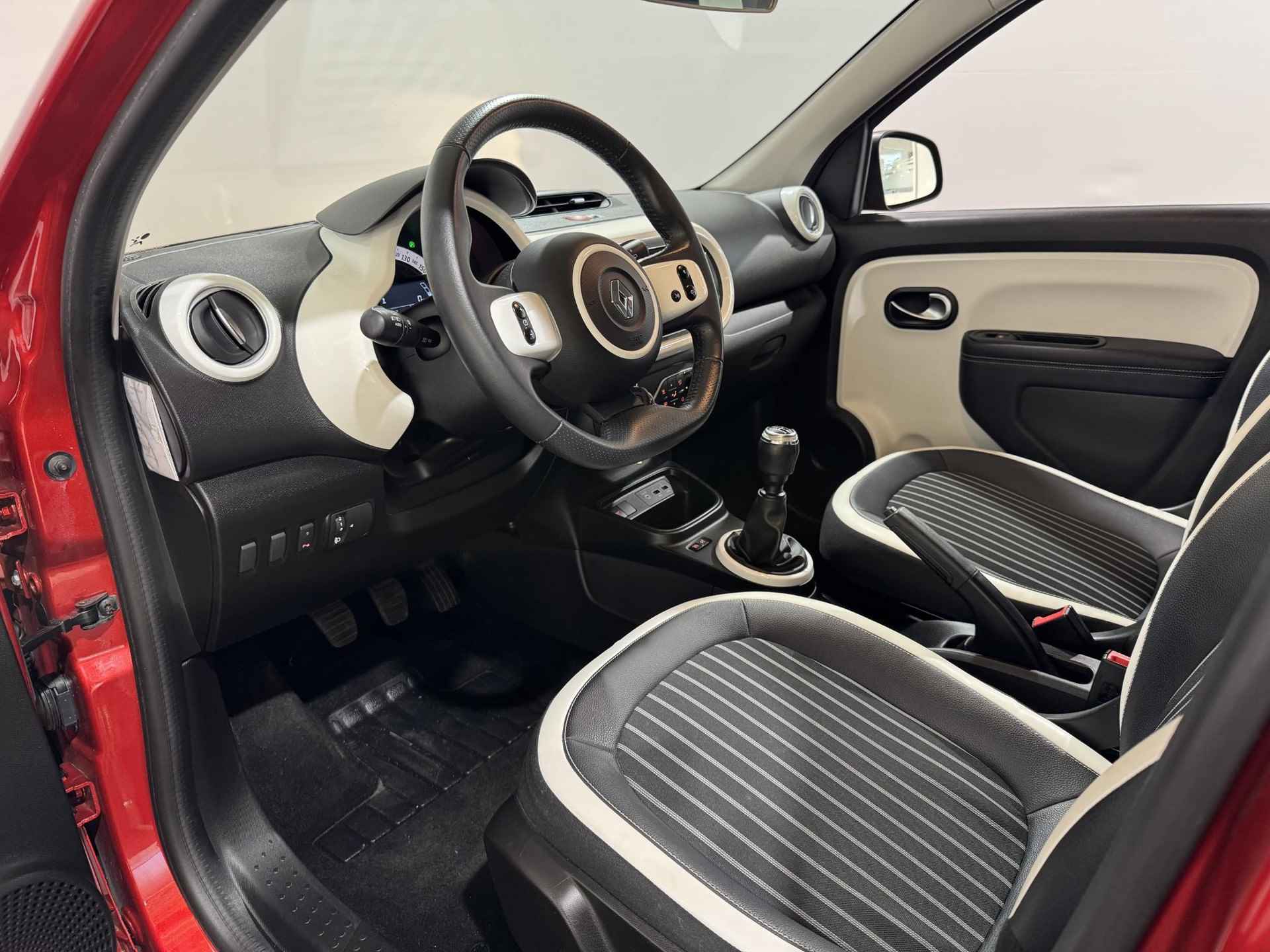 Renault Twingo 75PK SCe Intens | Apple CarPlay/Android Auto | Lichtmetalen Velgen | Parkeersensoren | Climate Control | Privacy Glass | Cruise Control | Bluetooth | Elektrische Ramen & Spiegels | - 11/29