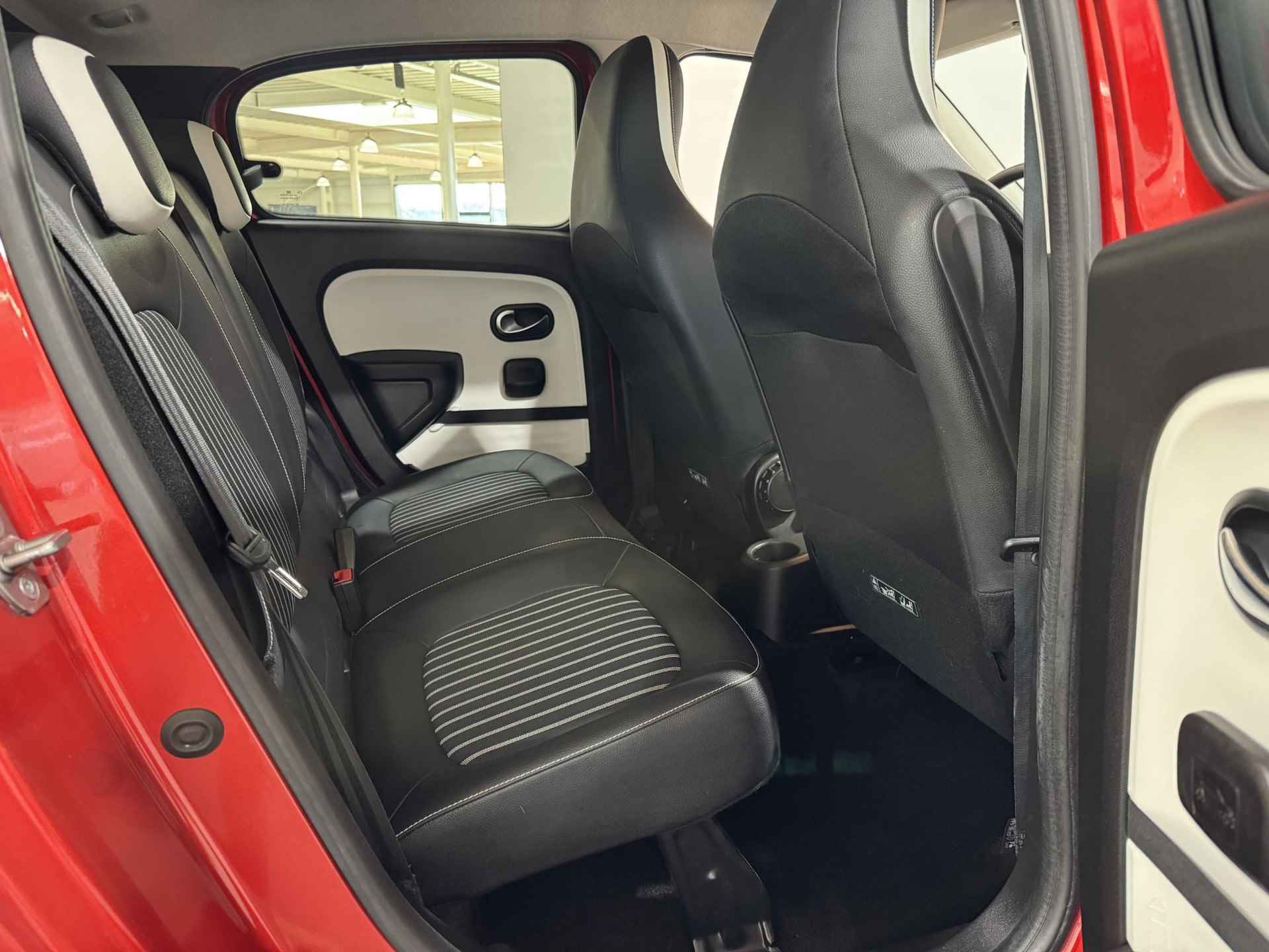 Renault Twingo 75PK SCe Intens | Apple CarPlay/Android Auto | Lichtmetalen Velgen | Parkeersensoren | Climate Control | Privacy Glass | Cruise Control | Bluetooth | Elektrische Ramen & Spiegels | - 17/29