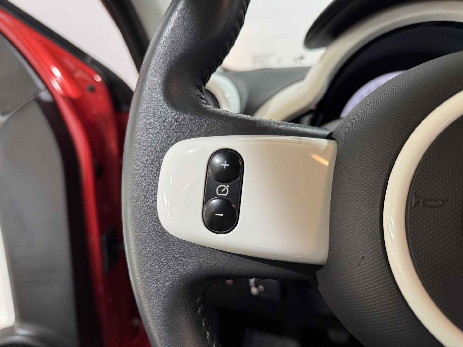 Renault Twingo 75PK SCe Intens | Apple CarPlay/Android Auto | Lichtmetalen Velgen | Parkeersensoren | Climate Control | Privacy Glass | Cruise Control | Bluetooth | Elektrische Ramen & Spiegels | - 20/29