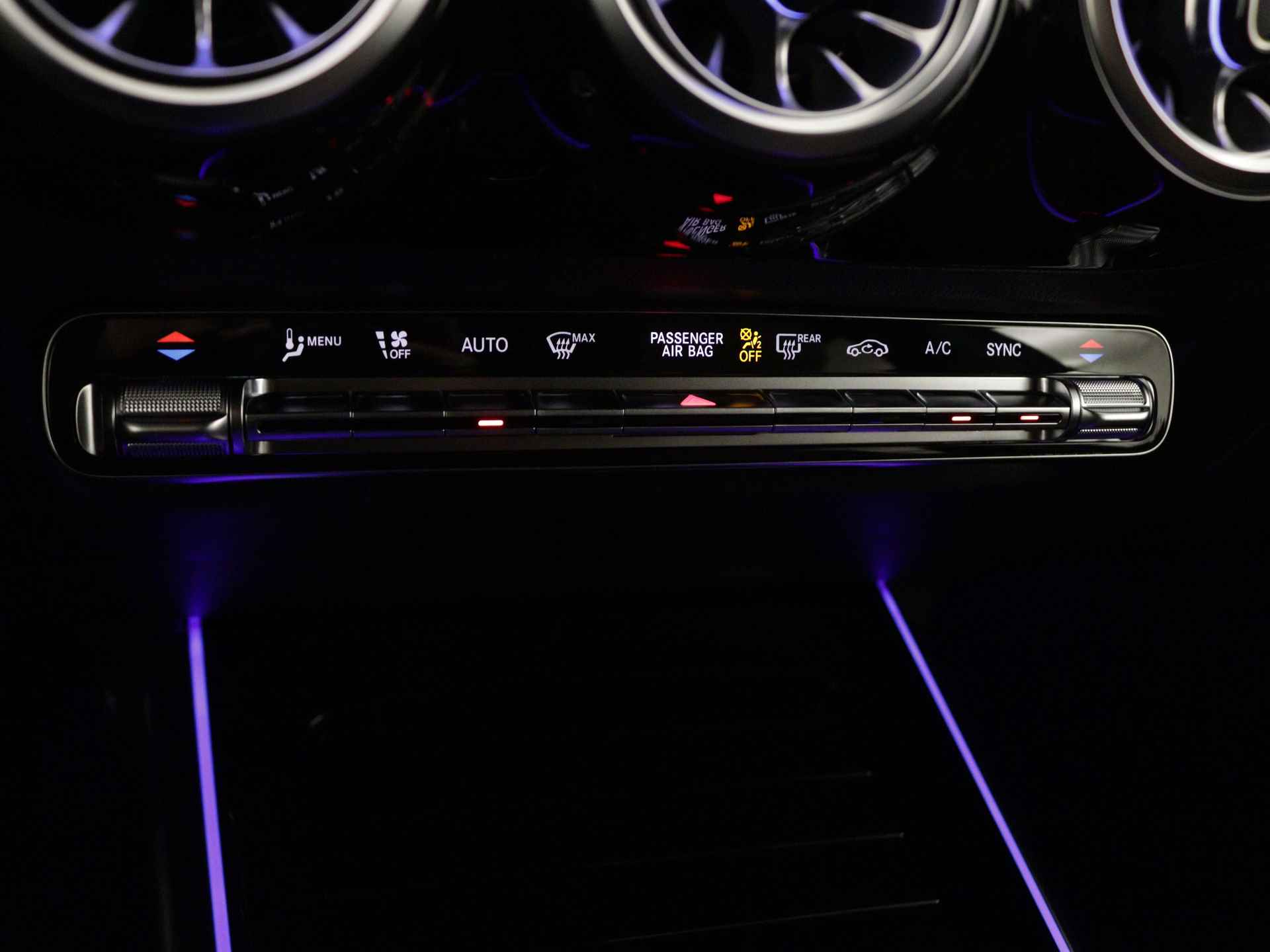 Mercedes-Benz B-Klasse 180 AMG Line | Nightpakket | Premium pakket | GUARD 360° Voertuigbescherming Plus | Parkeerpakket met achteruitrijcamera | EASY PACK achterklep | Keyless-Go comfortpakket | Sfeerverlichting | USB-pakket plus | - 10/35