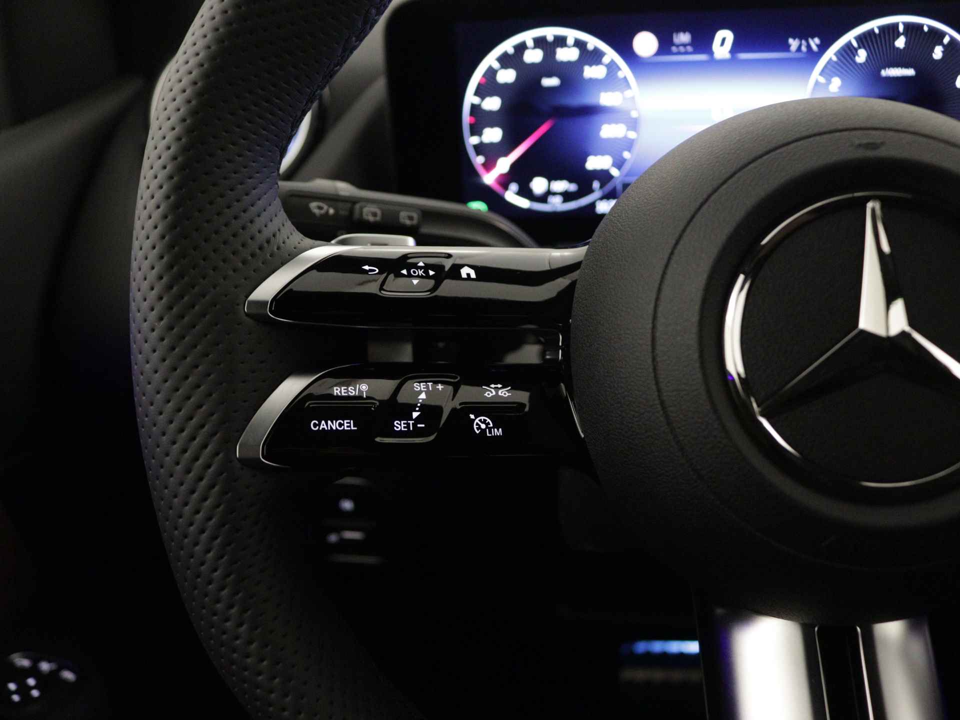 Mercedes-Benz B-Klasse 180 AMG Line | Nightpakket | Premium pakket | GUARD 360° Voertuigbescherming Plus | Parkeerpakket met achteruitrijcamera | EASY PACK achterklep | Keyless-Go comfortpakket | Sfeerverlichting | USB-pakket plus | - 18/35