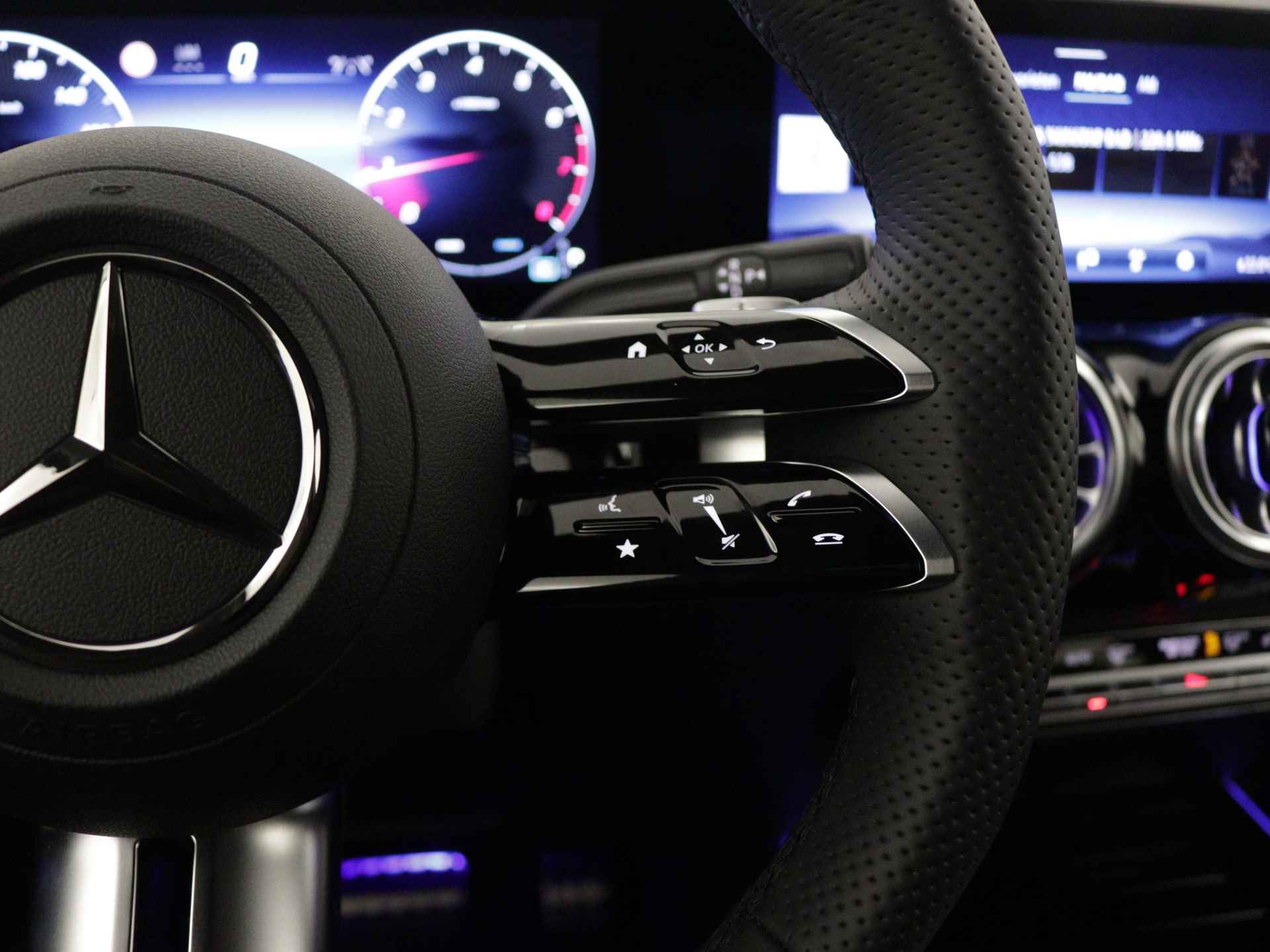 Mercedes-Benz B-Klasse 180 AMG Line | Nightpakket | Premium pakket | GUARD 360° Voertuigbescherming Plus | Parkeerpakket met achteruitrijcamera | EASY PACK achterklep | Keyless-Go comfortpakket | Sfeerverlichting | USB-pakket plus | - 19/35