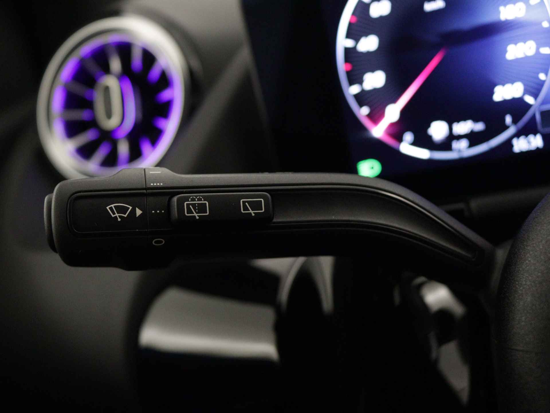 Mercedes-Benz B-Klasse 180 AMG Line | Nightpakket | Premium pakket | GUARD 360° Voertuigbescherming Plus | Parkeerpakket met achteruitrijcamera | EASY PACK achterklep | Keyless-Go comfortpakket | Sfeerverlichting | USB-pakket plus | - 20/35