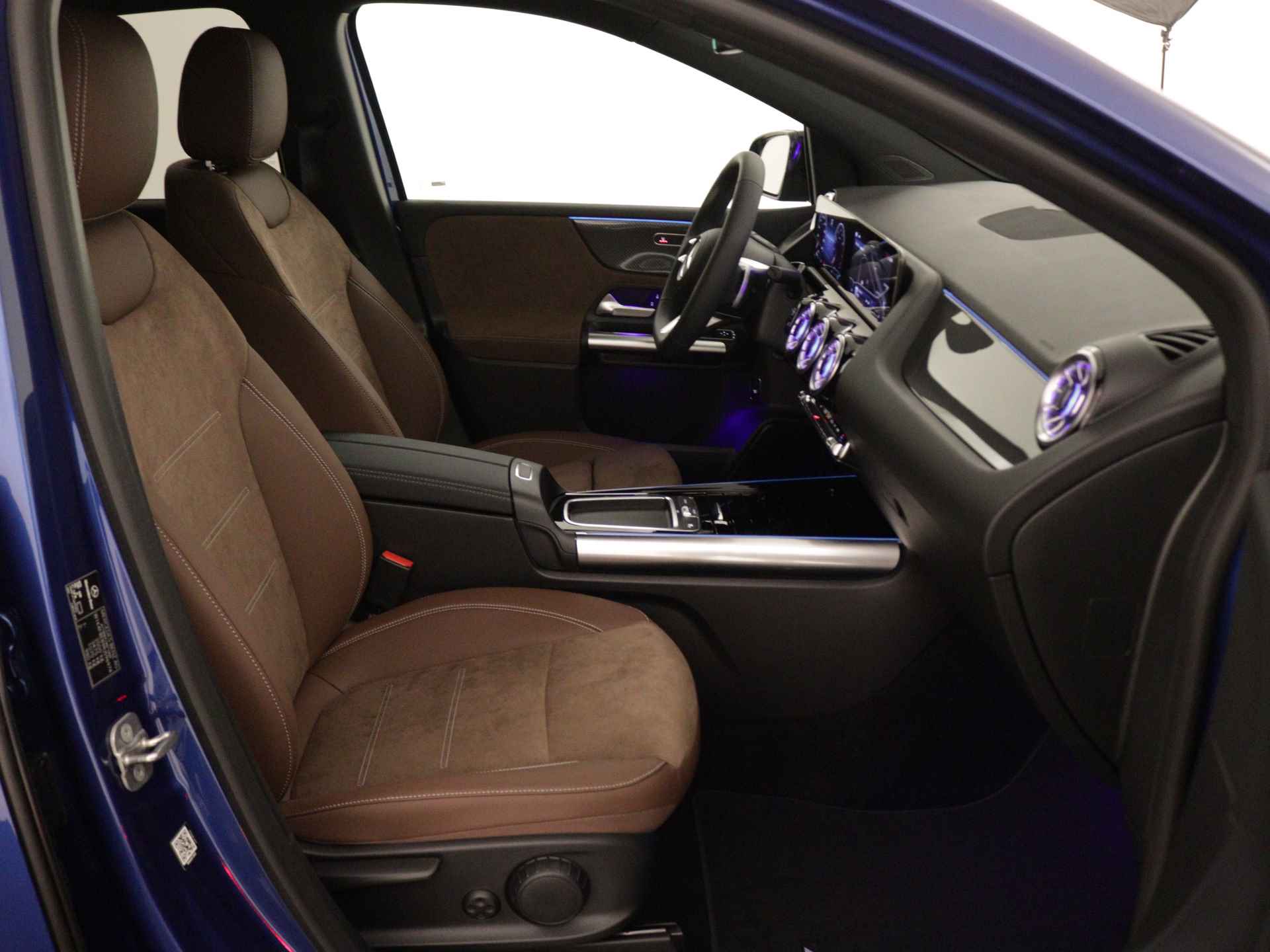 Mercedes-Benz B-Klasse 180 AMG Line | Nightpakket | Premium pakket | GUARD 360° Voertuigbescherming Plus | Parkeerpakket met achteruitrijcamera | EASY PACK achterklep | Keyless-Go comfortpakket | Sfeerverlichting | USB-pakket plus | - 25/35