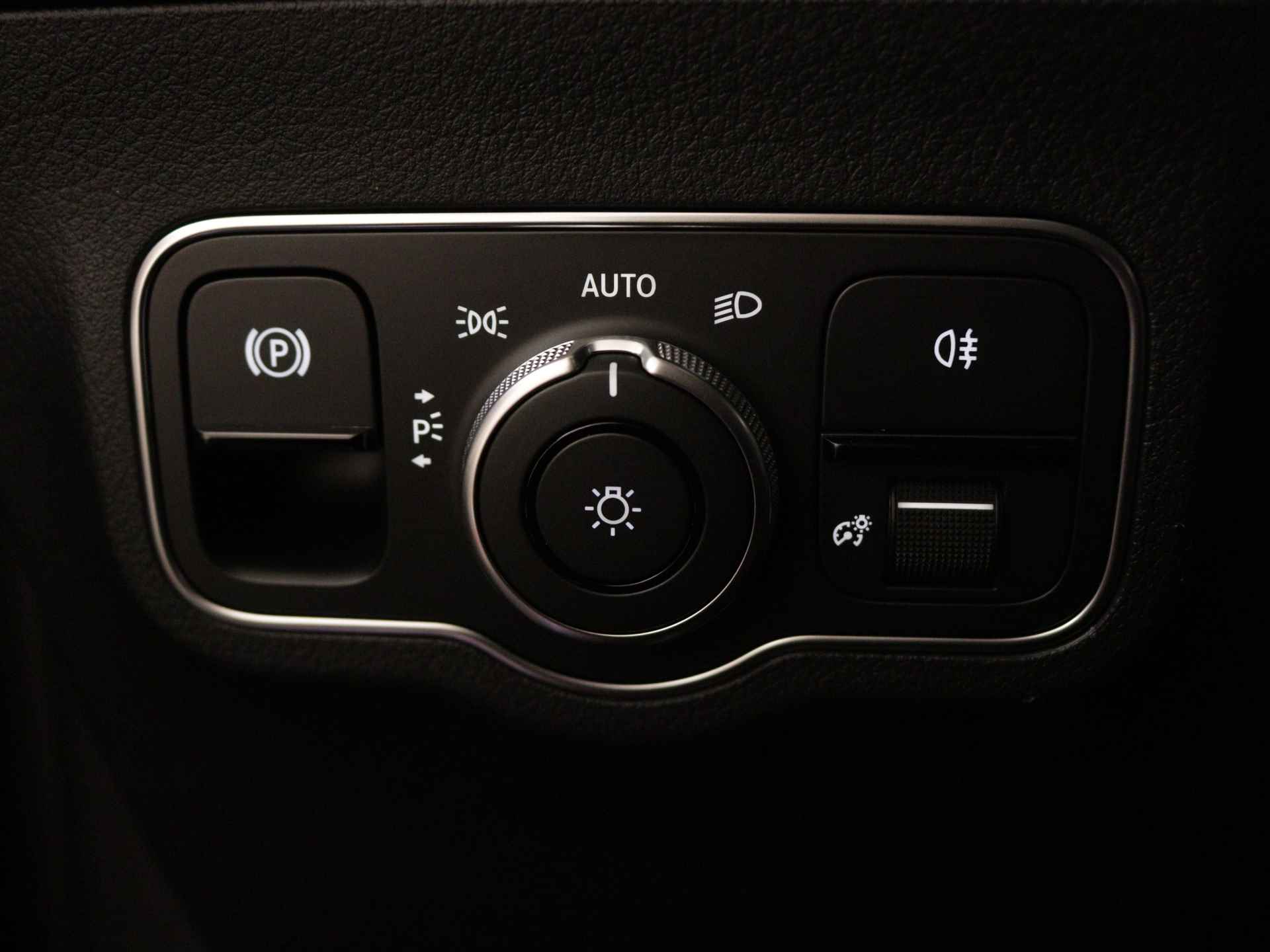 Mercedes-Benz B-Klasse 180 AMG Line | Nightpakket | Premium pakket | GUARD 360° Voertuigbescherming Plus | Parkeerpakket met achteruitrijcamera | EASY PACK achterklep | Keyless-Go comfortpakket | Sfeerverlichting | USB-pakket plus | - 28/35