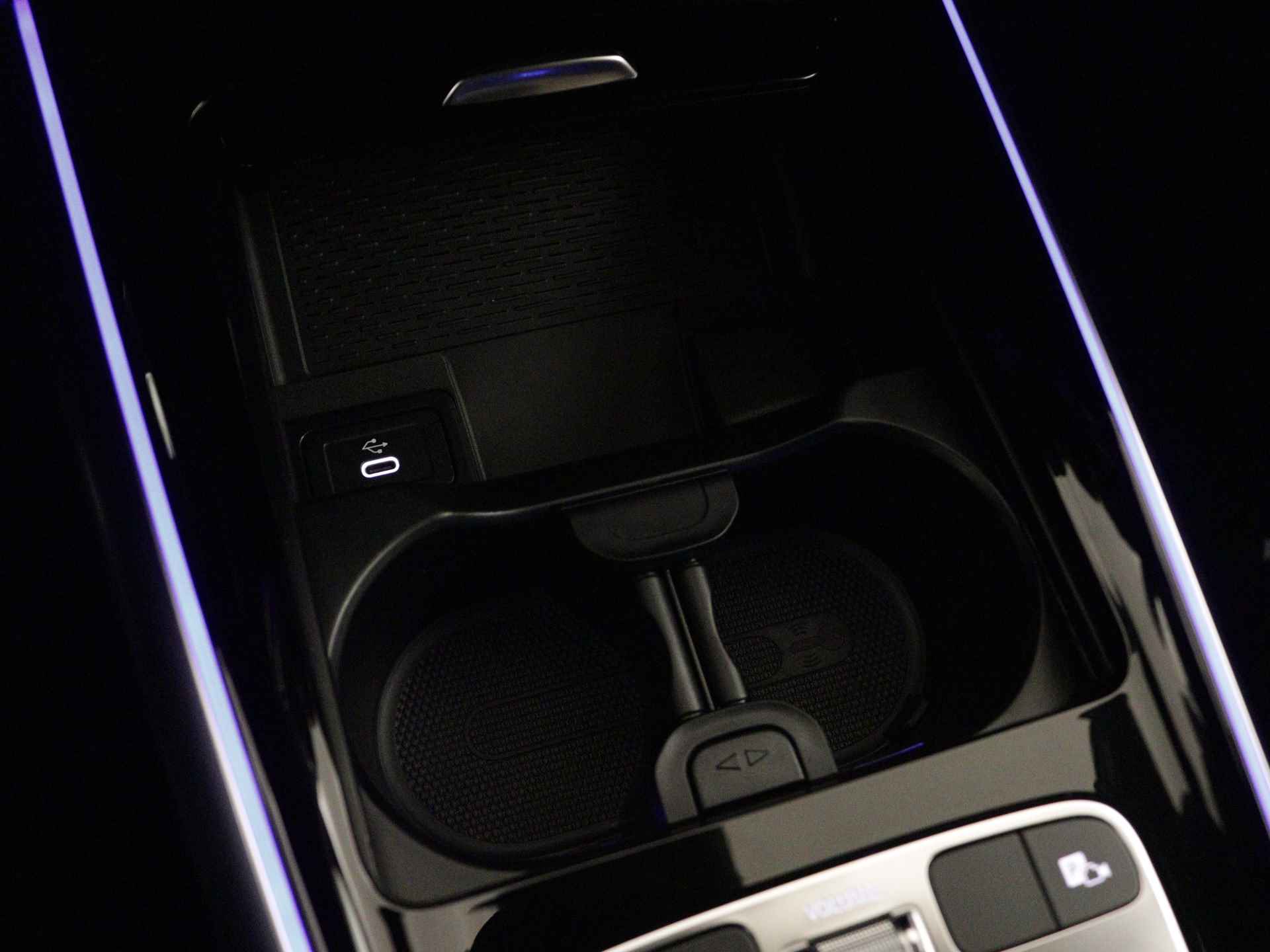 Mercedes-Benz B-Klasse 180 AMG Line | Nightpakket | Premium pakket | GUARD 360° Voertuigbescherming Plus | Parkeerpakket met achteruitrijcamera | EASY PACK achterklep | Keyless-Go comfortpakket | Sfeerverlichting | USB-pakket plus | - 30/35