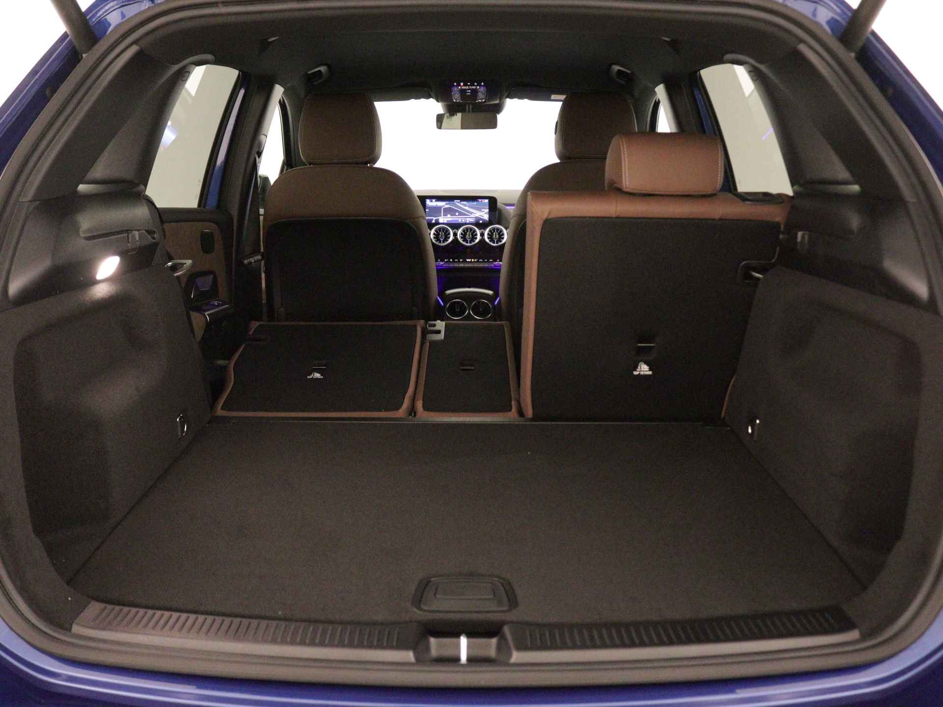 Mercedes-Benz B-Klasse 180 AMG Line | Nightpakket | Premium pakket | GUARD 360° Voertuigbescherming Plus | Parkeerpakket met achteruitrijcamera | EASY PACK achterklep | Keyless-Go comfortpakket | Sfeerverlichting | USB-pakket plus | - 33/35