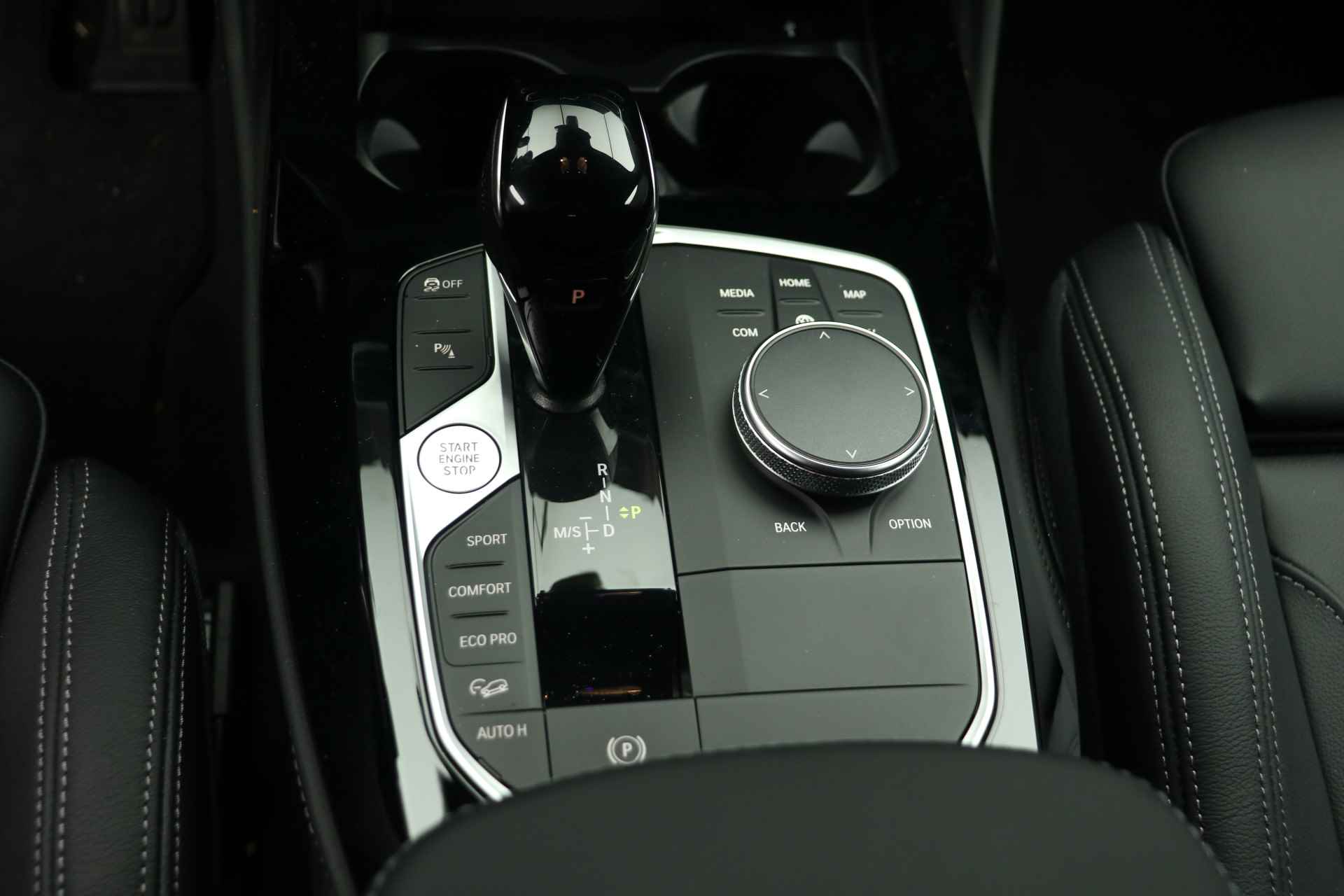 BMW X4 xDrive20i High Executive M Sport Automaat / Sportstoelen / Laserlight / Parking Assistant / M Sportonderstel / Live Cockpit Professional / Stoelverwarming - 15/24