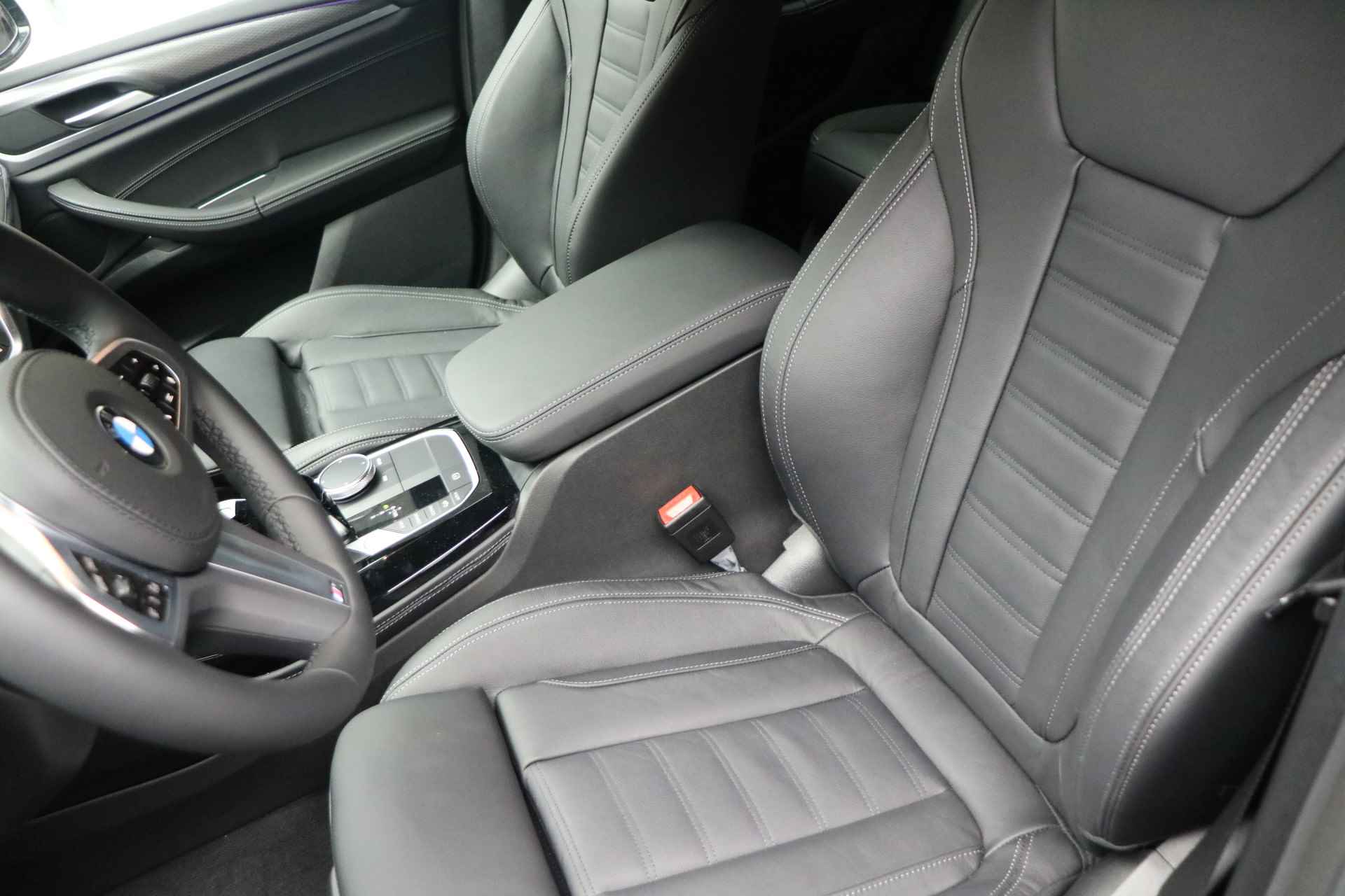 BMW X4 xDrive20i High Executive M Sport Automaat / Sportstoelen / Laserlight / Parking Assistant / M Sportonderstel / Live Cockpit Professional / Stoelverwarming - 19/24