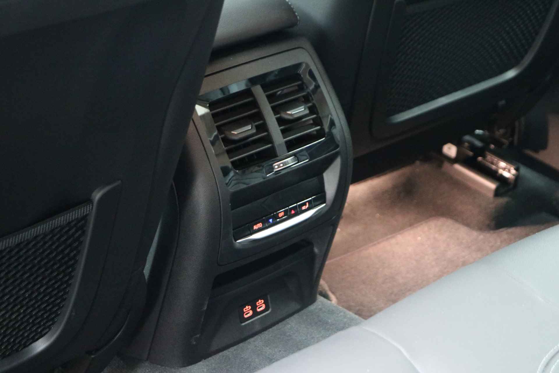 BMW X4 xDrive20i High Executive M Sport Automaat / Sportstoelen / Laserlight / Parking Assistant / M Sportonderstel / Live Cockpit Professional / Stoelverwarming - 22/24