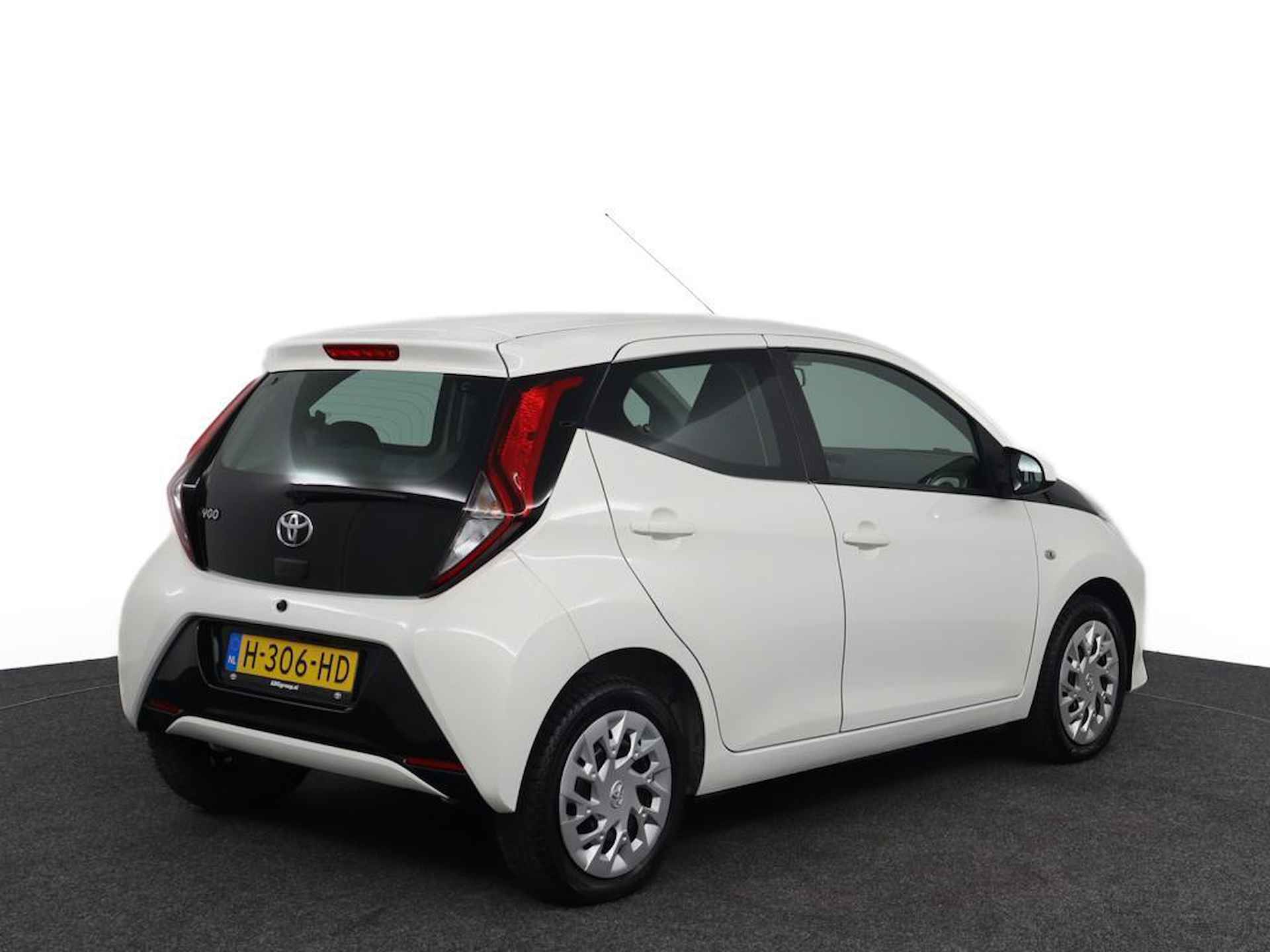 Toyota Aygo 1.0 VVT-i x-play | Apple Carplay | Android Auto | Airconditioning | - 2/46