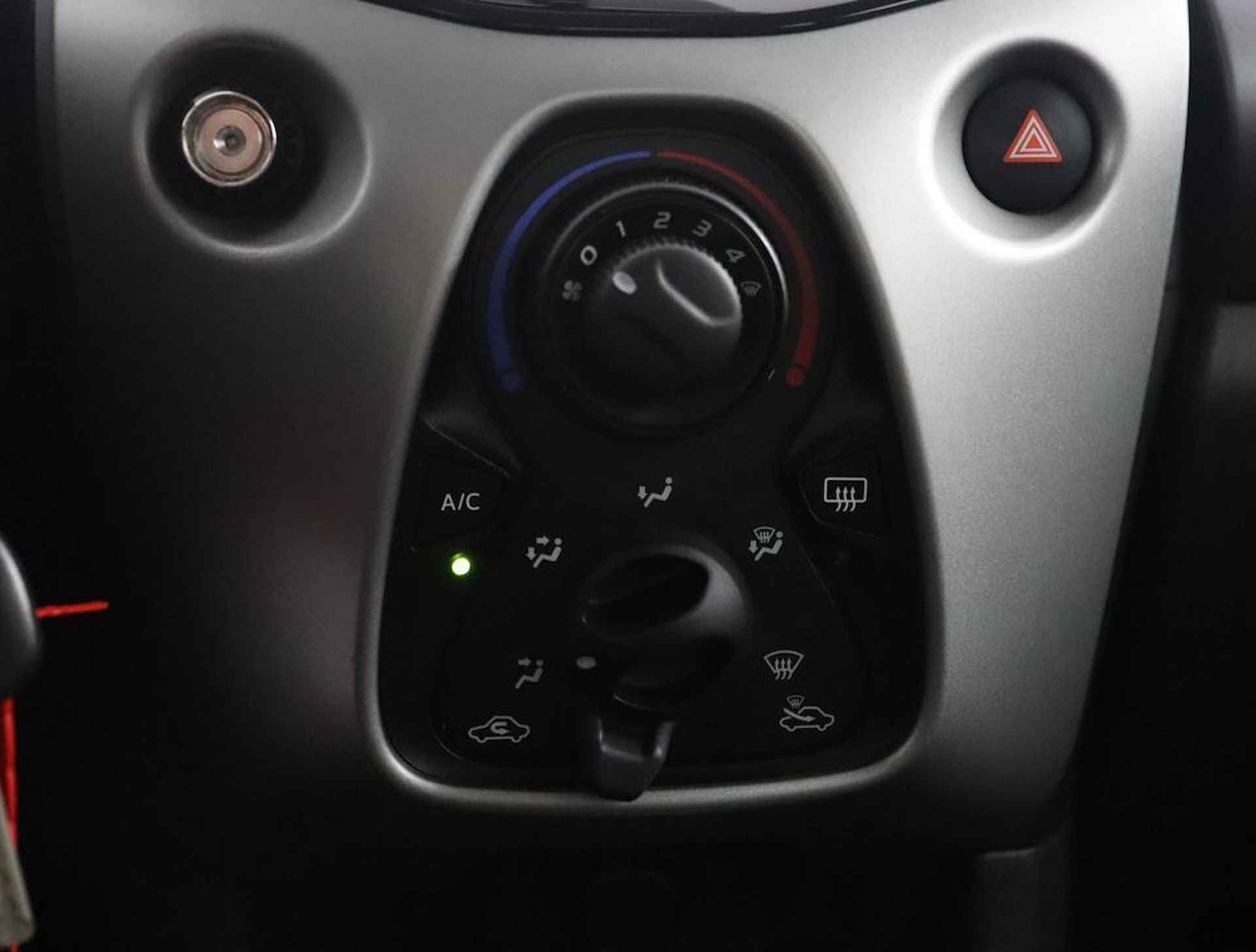 Toyota Aygo 1.0 VVT-i x-play | Apple Carplay | Android Auto | Airconditioning | - 7/46