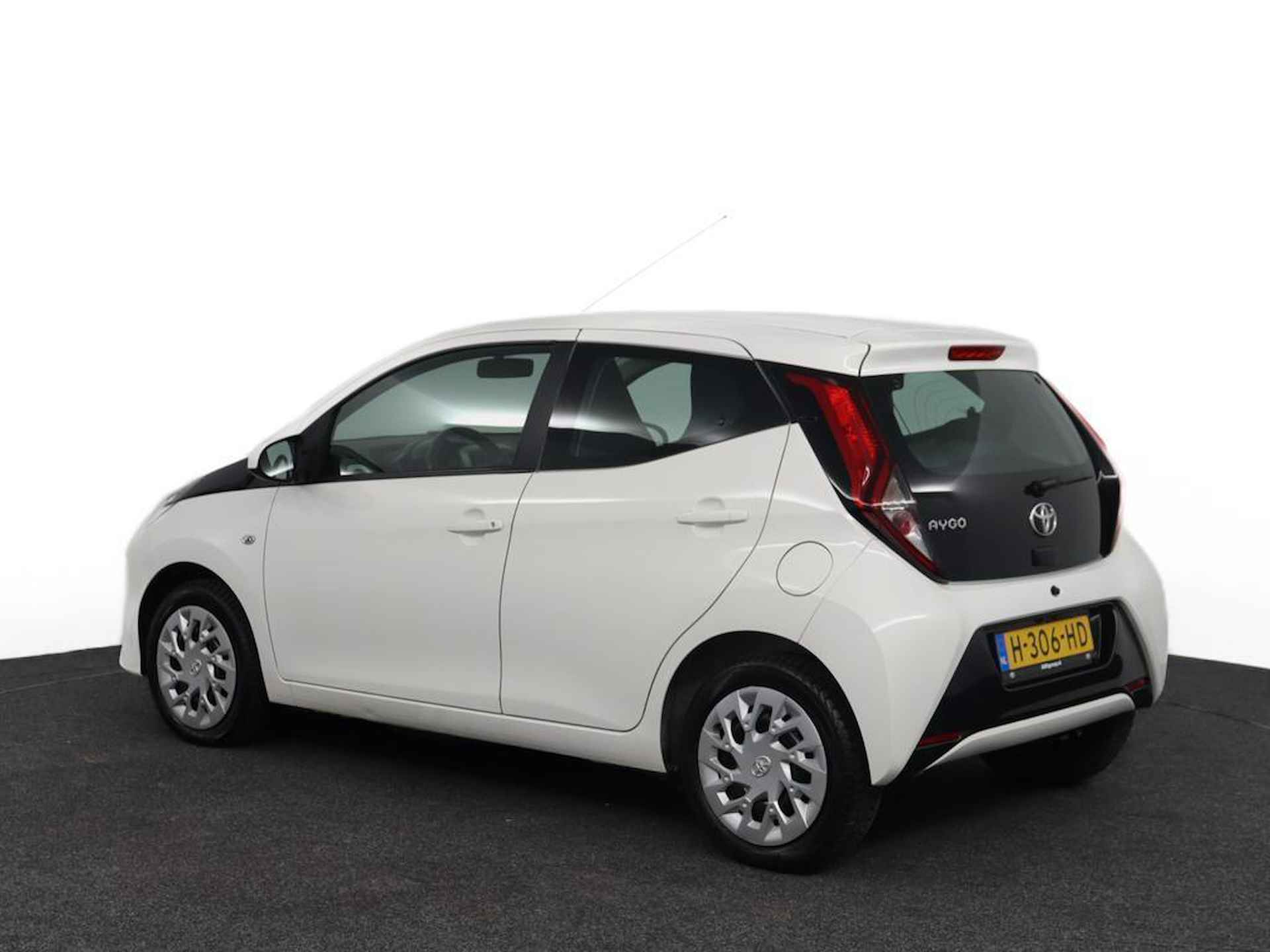 Toyota Aygo 1.0 VVT-i x-play | Apple Carplay | Android Auto | Airconditioning | - 12/46