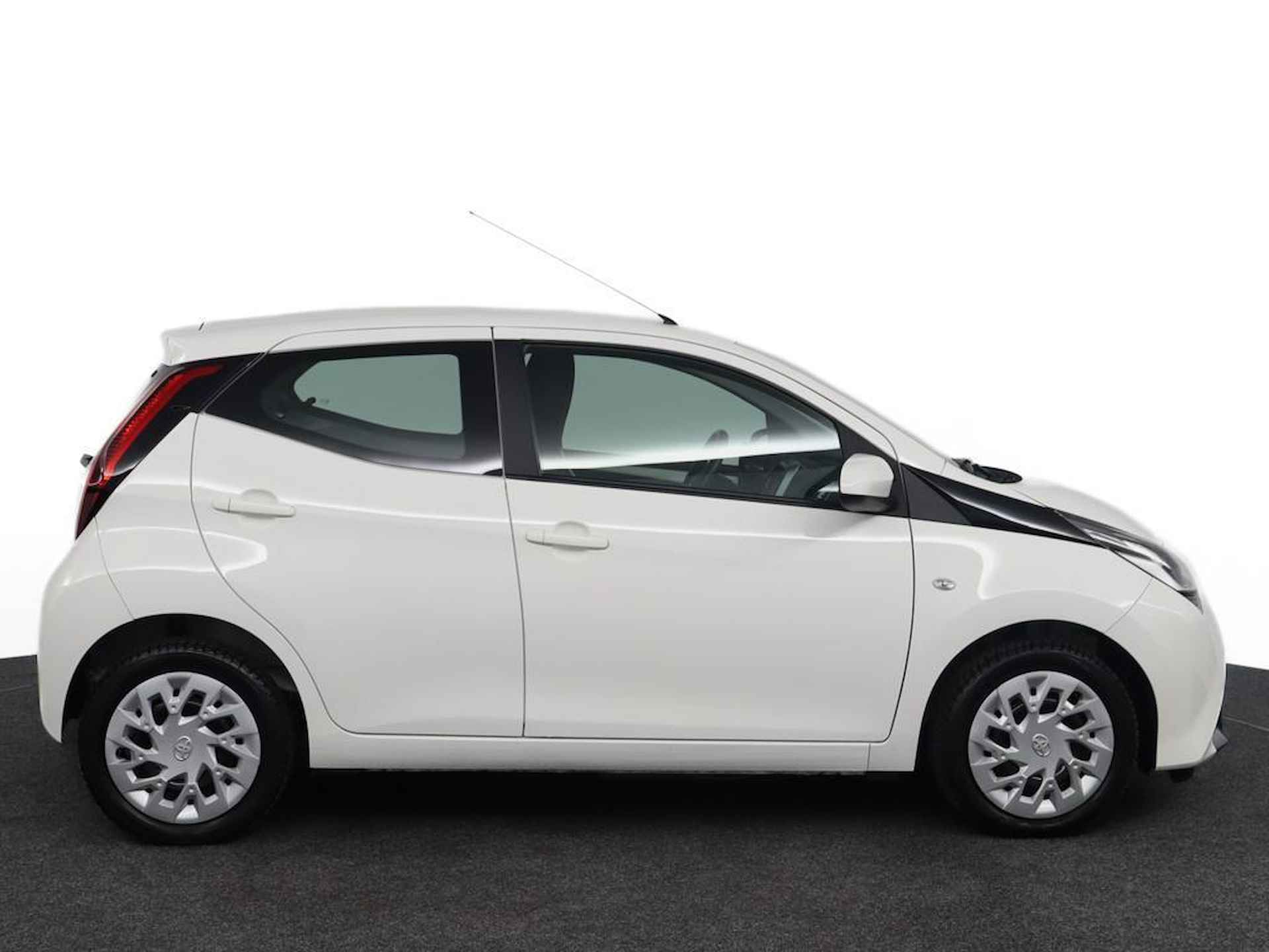 Toyota Aygo 1.0 VVT-i x-play | Apple Carplay | Android Auto | Airconditioning | - 13/46