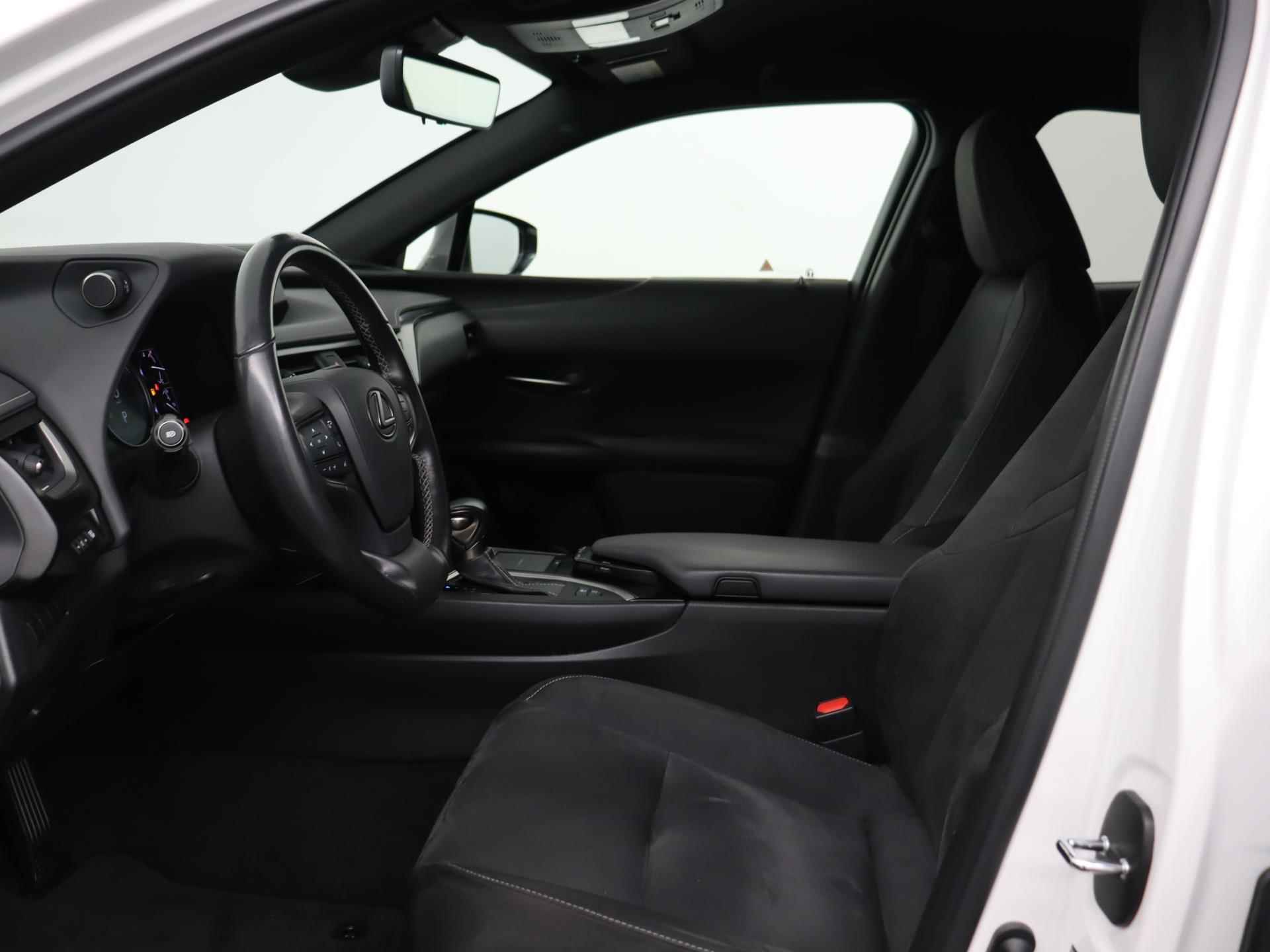 Lexus UX 250h First Edition | Outletactie! | Stoelverwarming | Adaptive cruise | Navigatie | Camera | - 31/39
