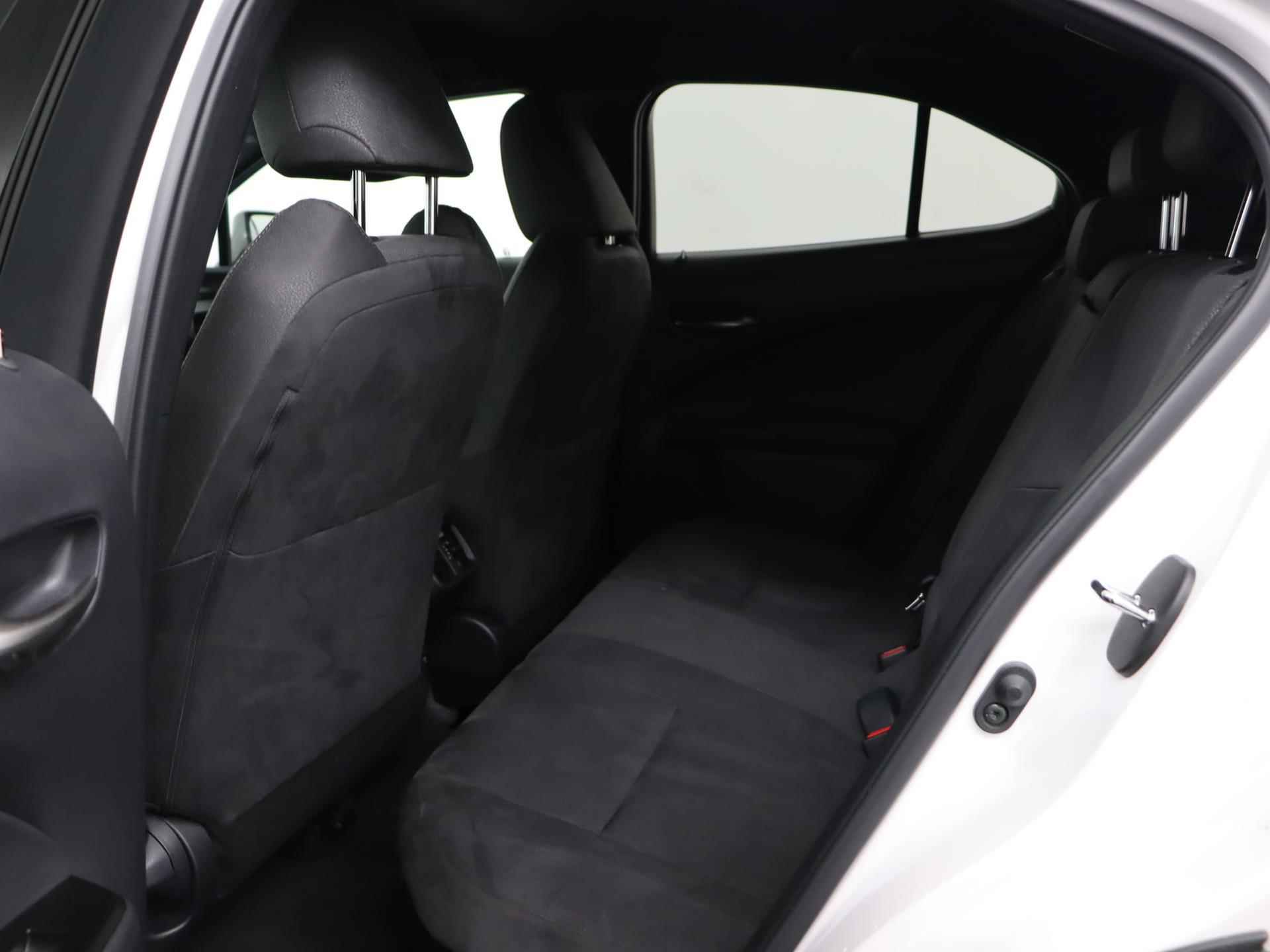 Lexus UX 250h First Edition | Outletactie! | Stoelverwarming | Adaptive cruise | Navigatie | Camera | - 32/39