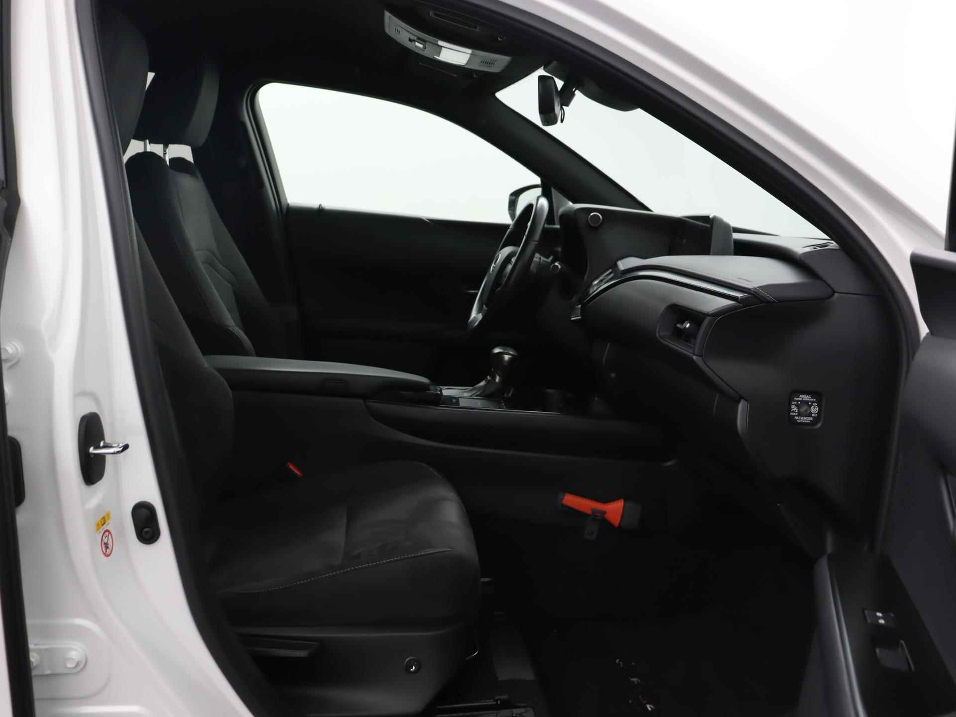 Lexus UX 250h First Edition | Outletactie! | Stoelverwarming | Adaptive cruise | Navigatie | Camera | - 37/39
