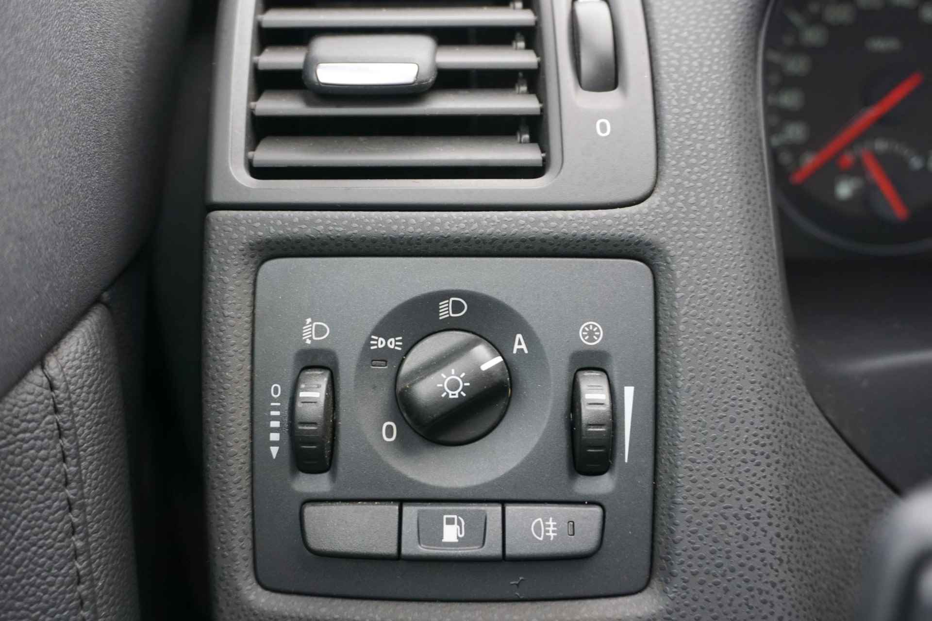 Volvo V50 2.0 Limited Edition | Stoelverwarming | Leder | automatisch dimmende binnenspiegel | Navigatie | Parkeersensoren | Regensensor | - 15/22