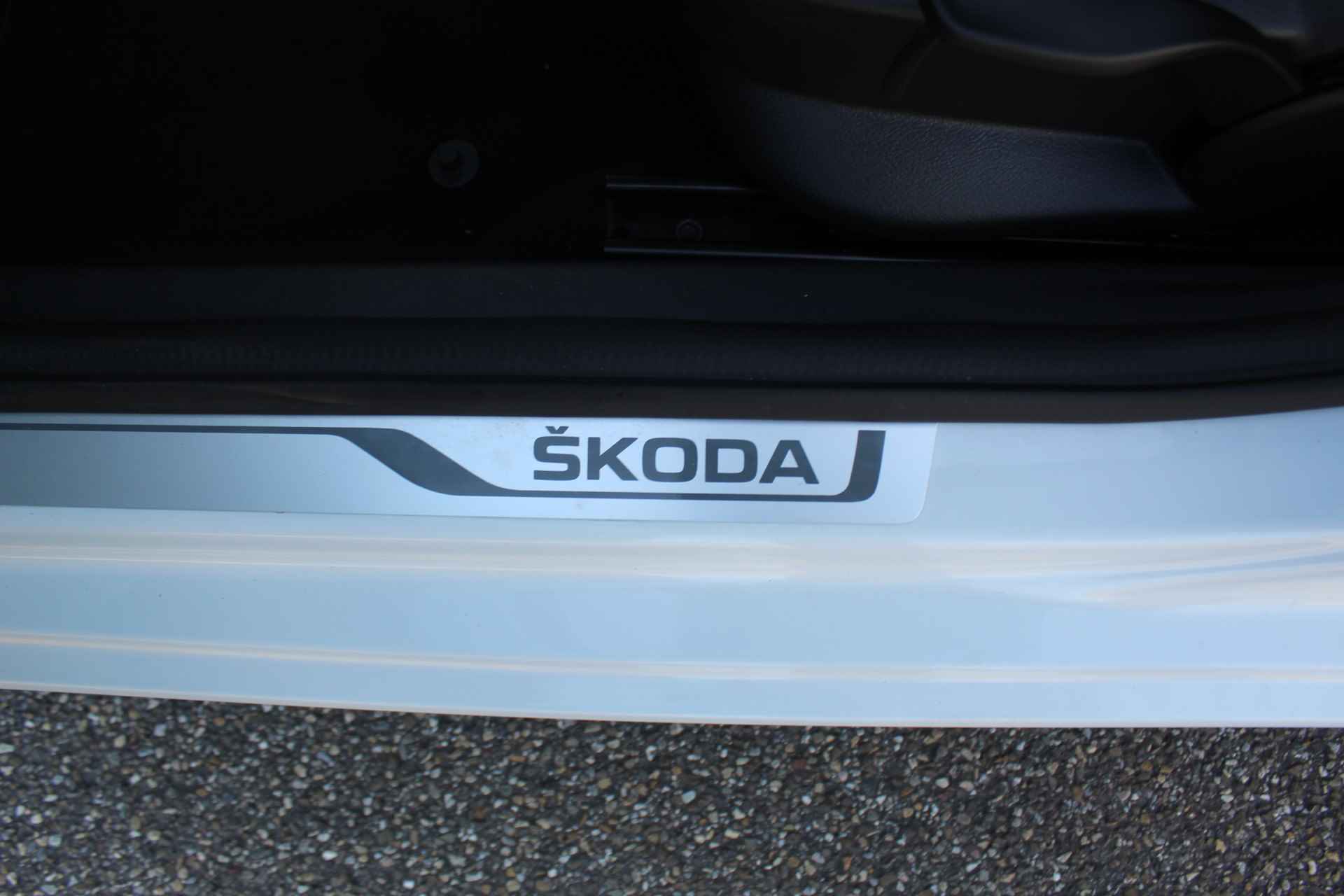Škoda Fabia Combi 1.0 Business Edition Metallic/  Clima/ Navi/ Led/ Panoramadak/ Parkeersensor  A/ 17 lmv/ - 12/35